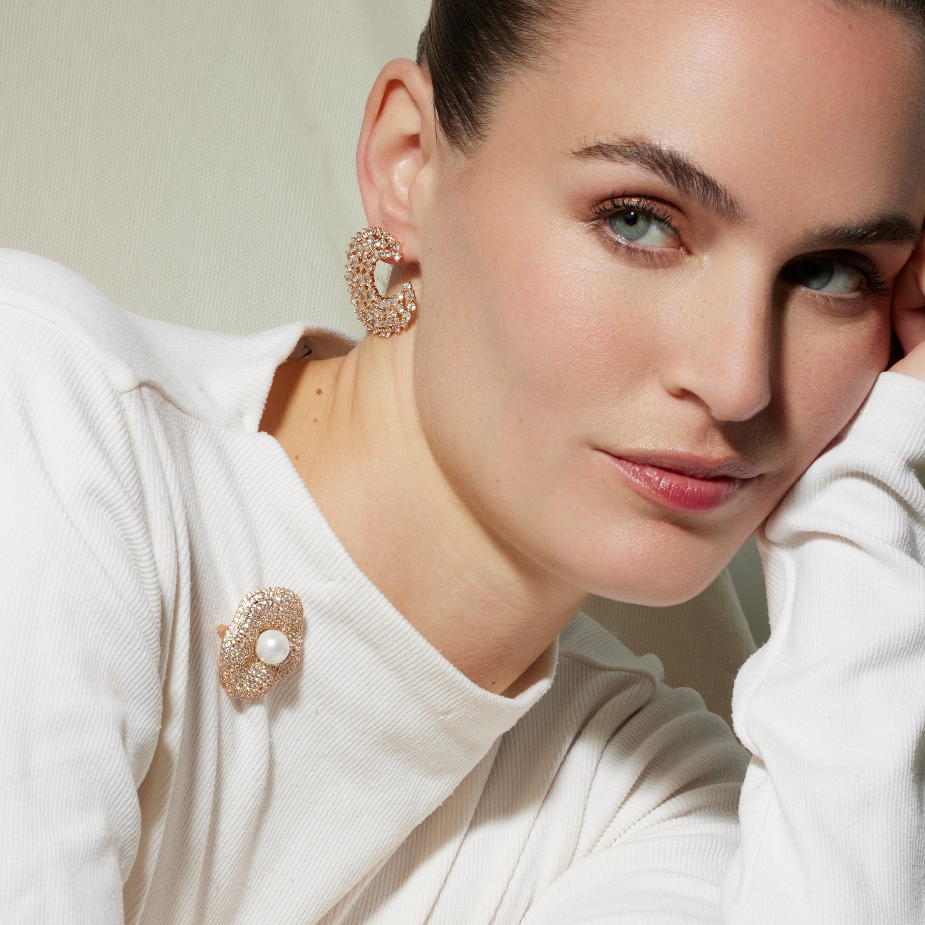 Brooch with White Pearl, 18k Gold Finish - Sulwa