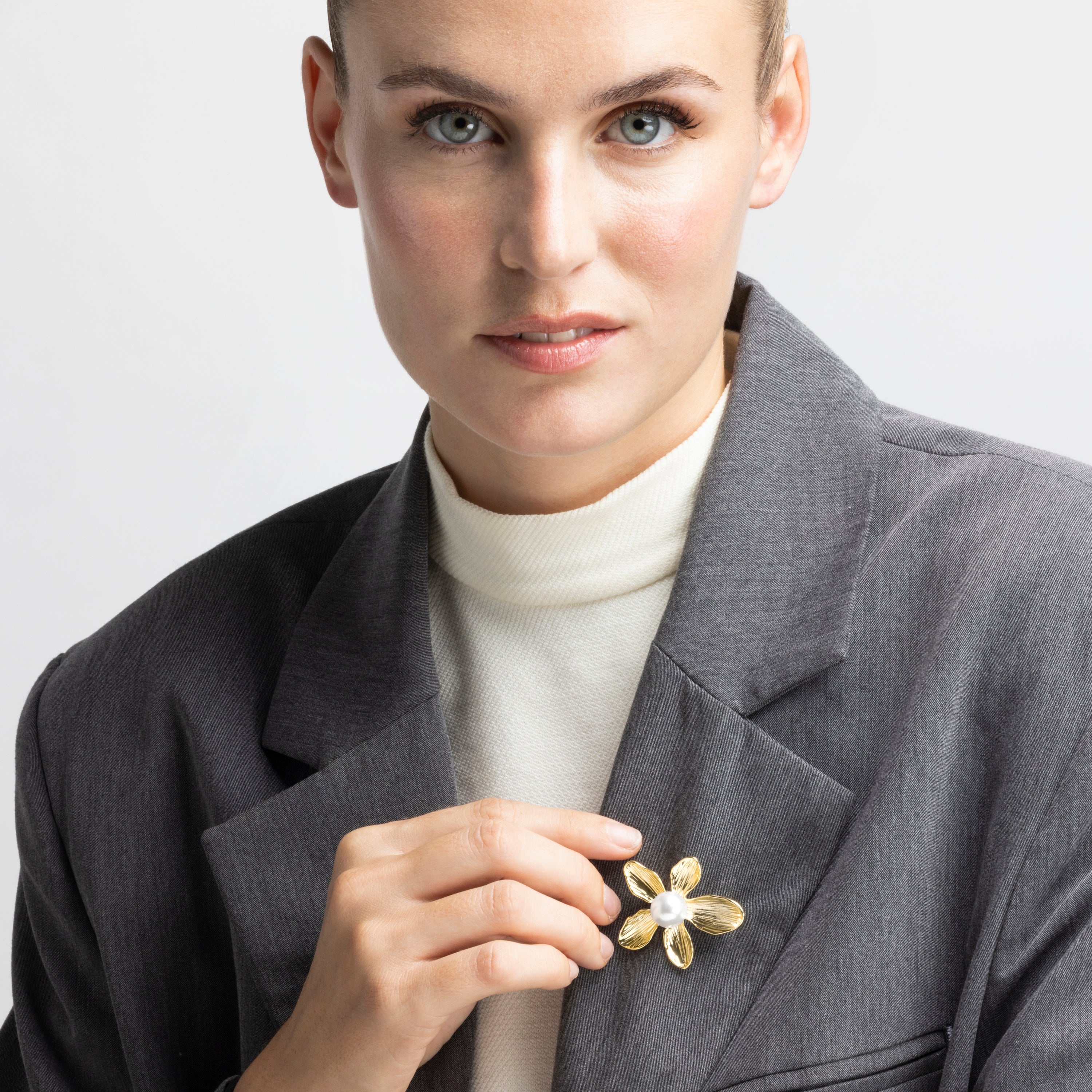 Brooch with White Pearl, 18k Gold Finish - Lisrae
