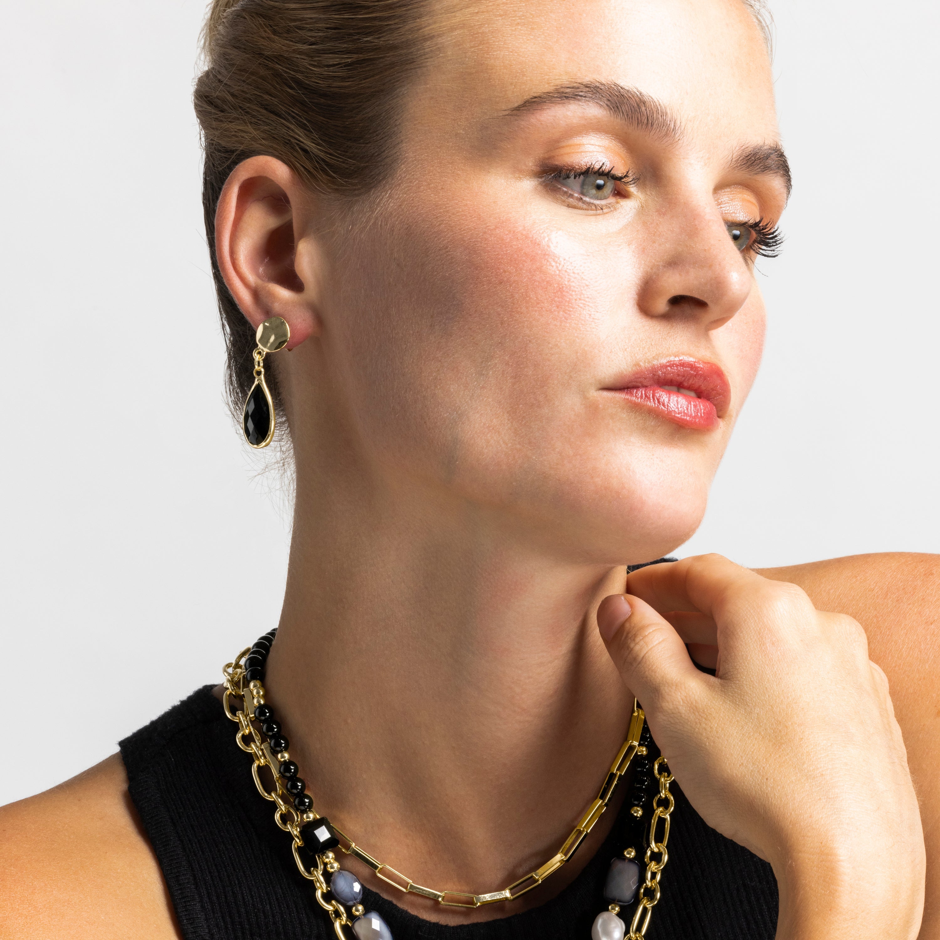 Earrings with black resin and 18k gold finish - Nyste