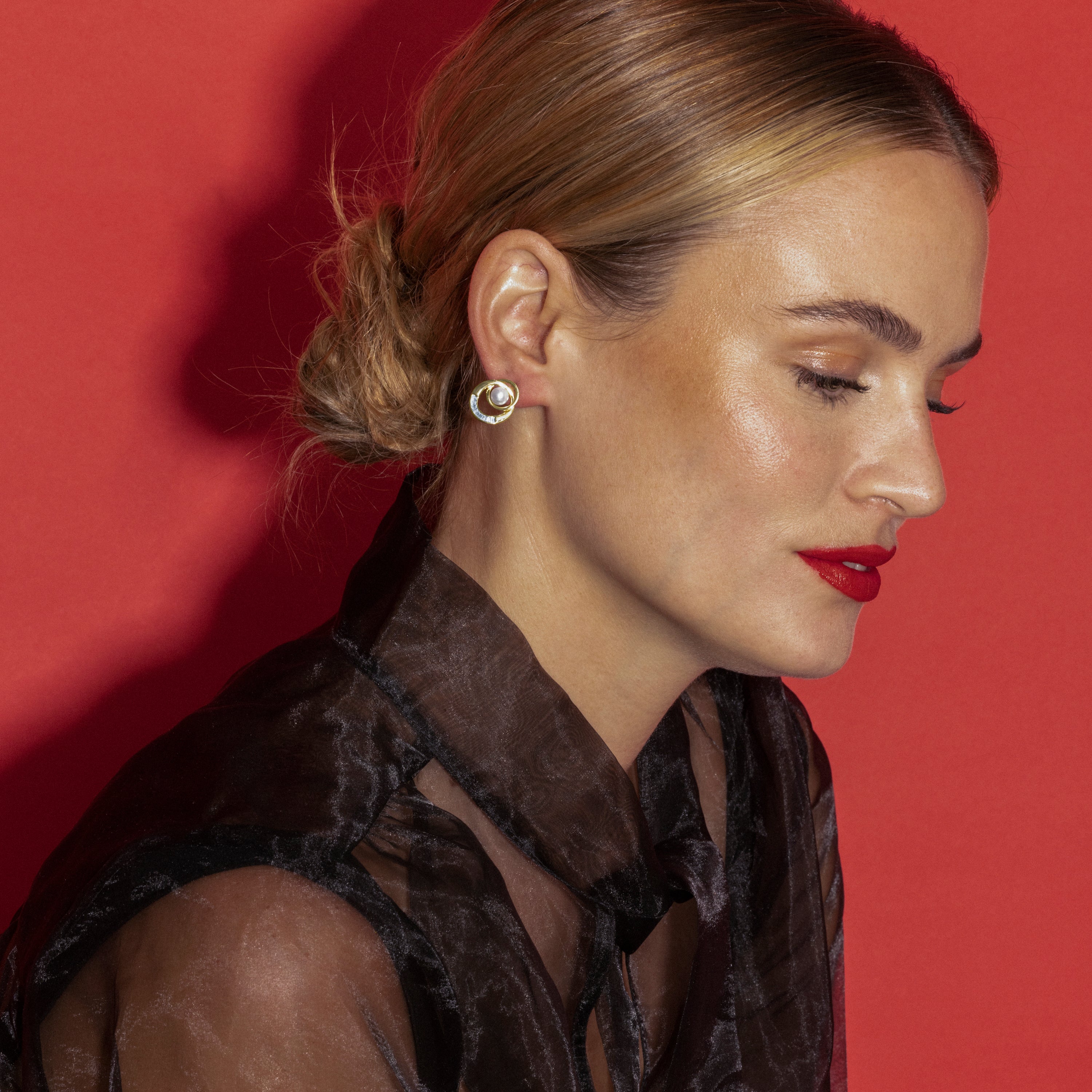 Earrings with white pearls in 18k gold finish - Lebya