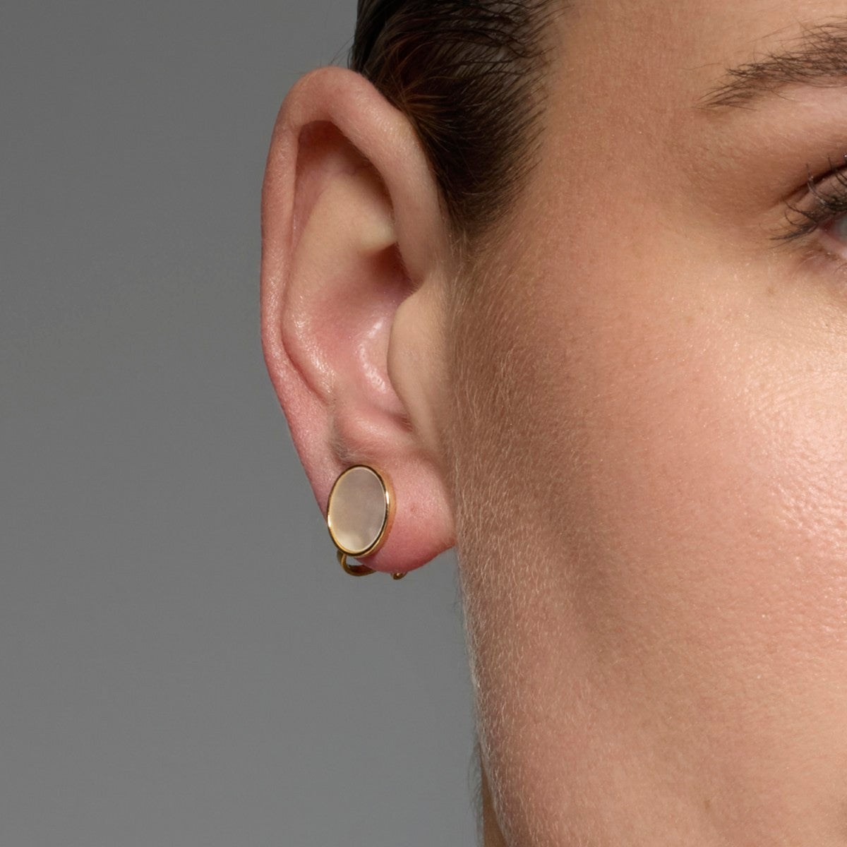 18k yellow gold and white mother-of-pearl earrings - Akil