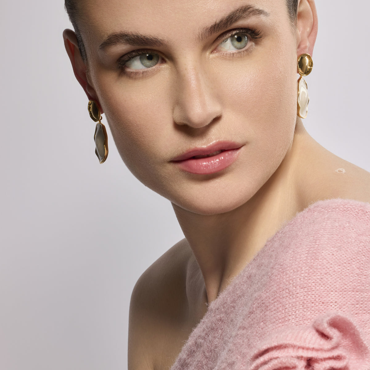 Talorzi earrings in white lacquer with an 18k yellow gold finish