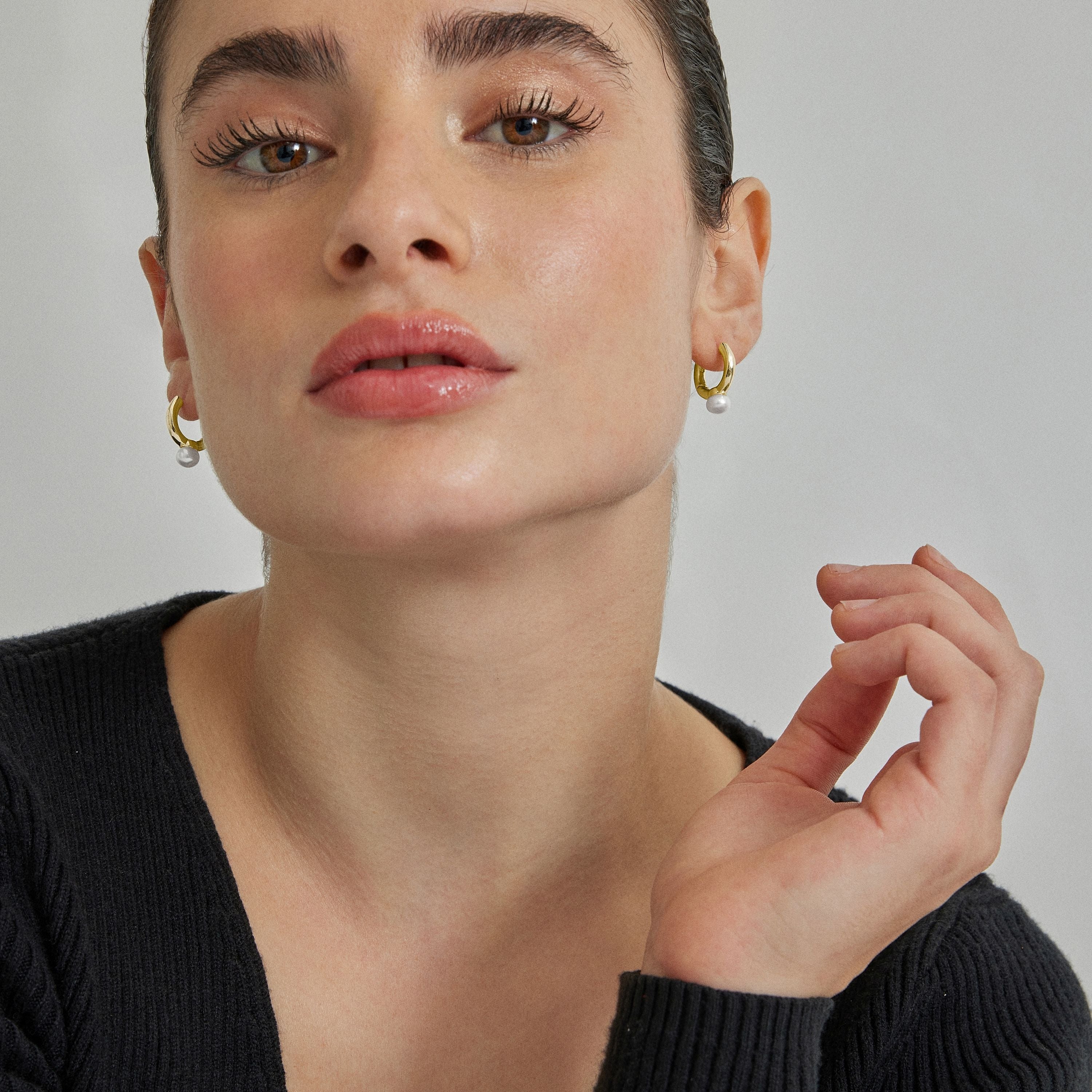 White Pearl Earrings Finished in 18K Yellow Gold - Uldi