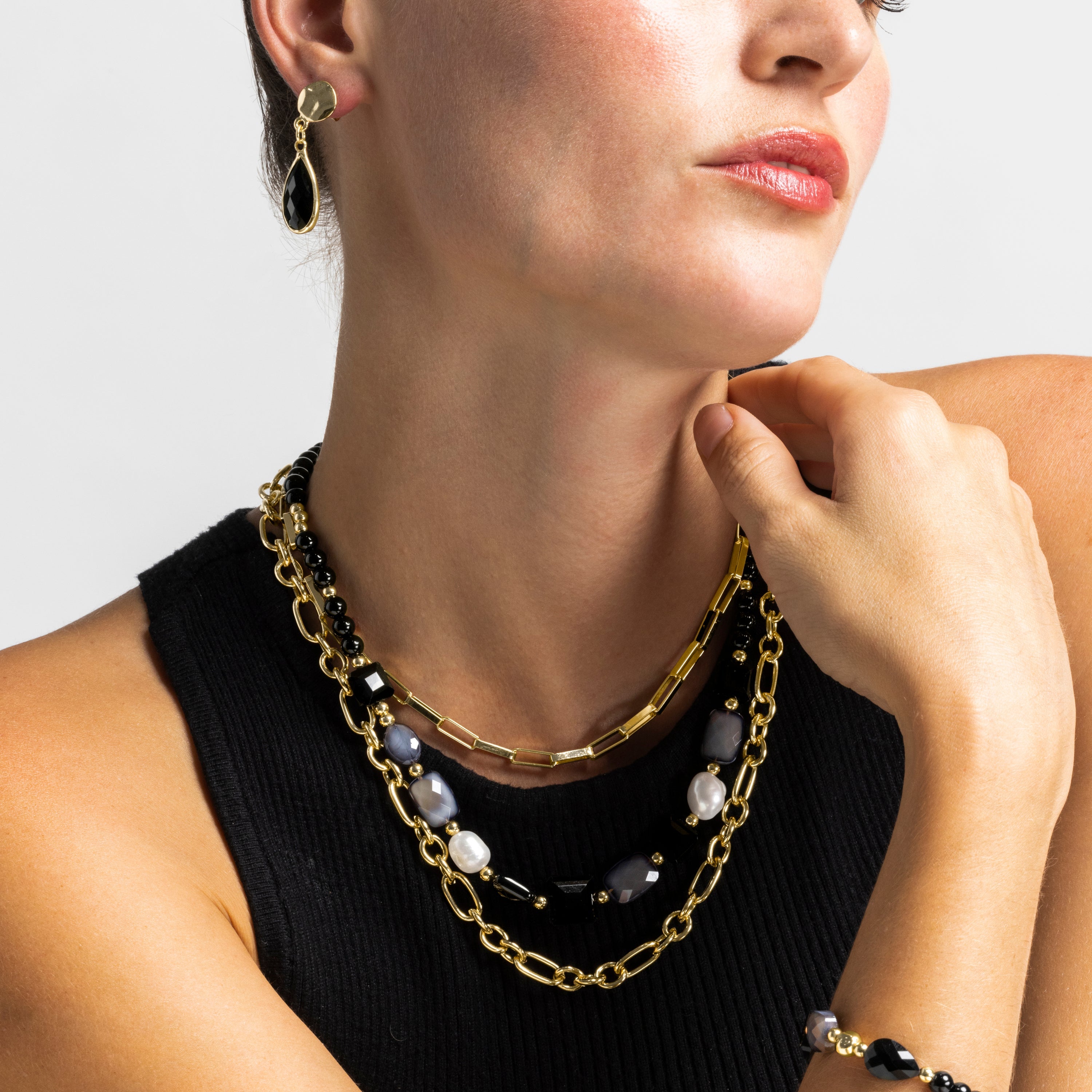 Necklace with Black Resin and 18k Gold Finish - Nyste