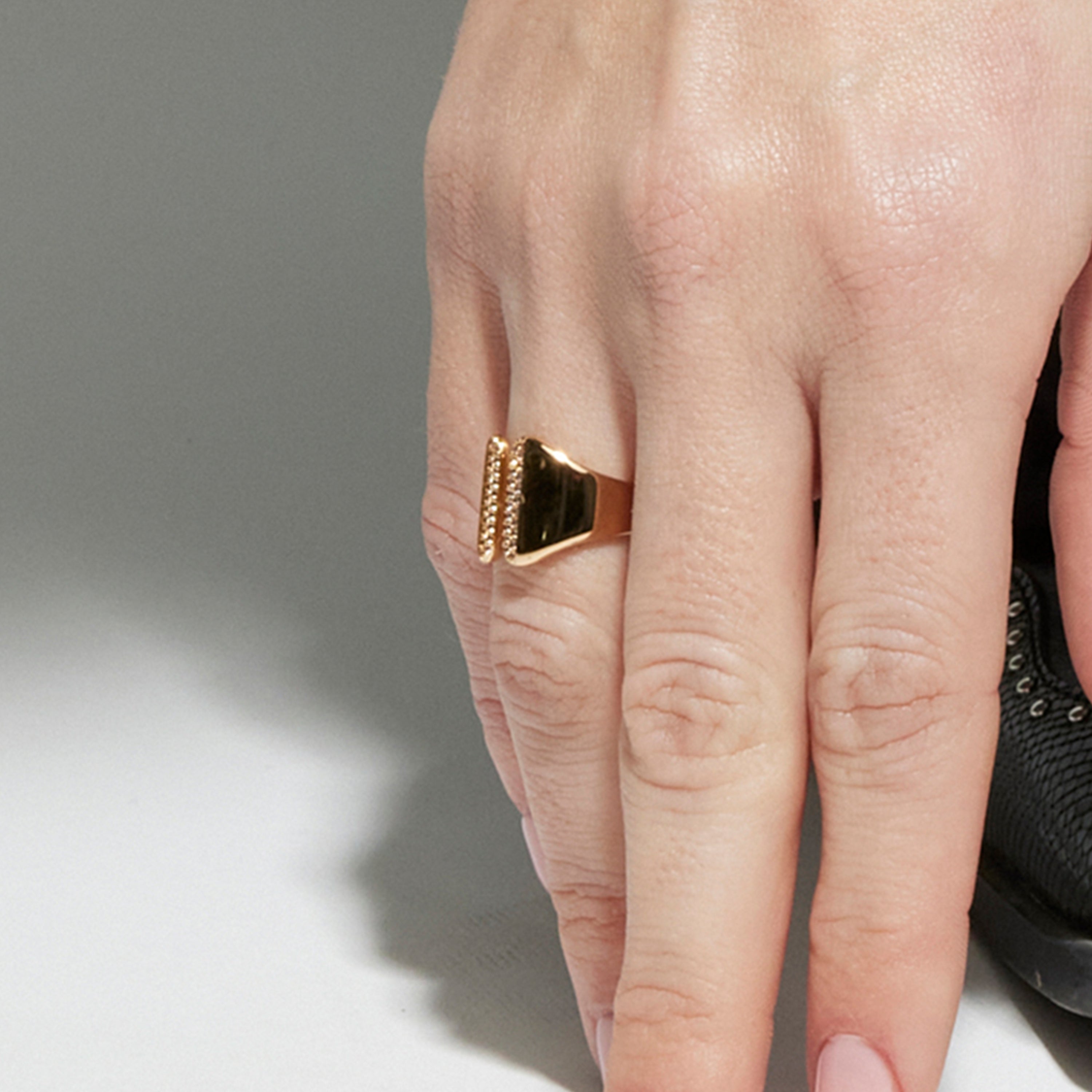 Ring with brilliant zirconia, 18k gold finish - Niando