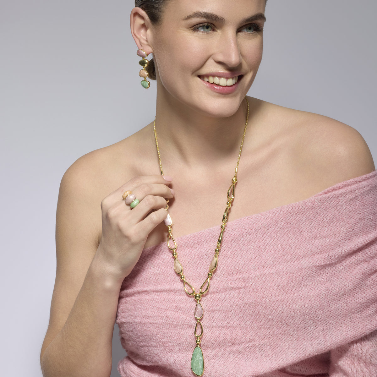 Anillo Ismaly de Resina Rosa acabado oro amarillo de 18k