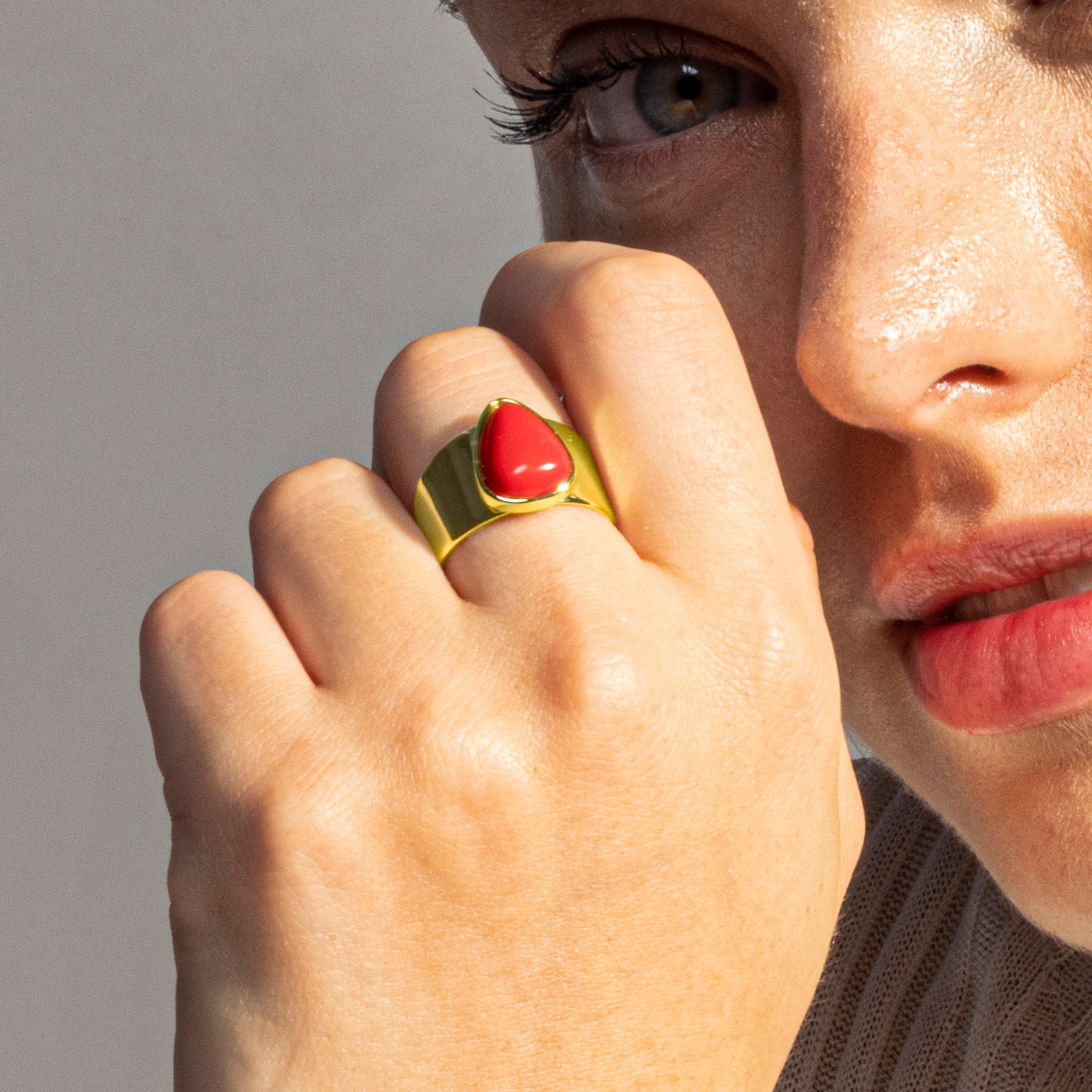 Coral ring finished in 18K yellow gold - Sheak