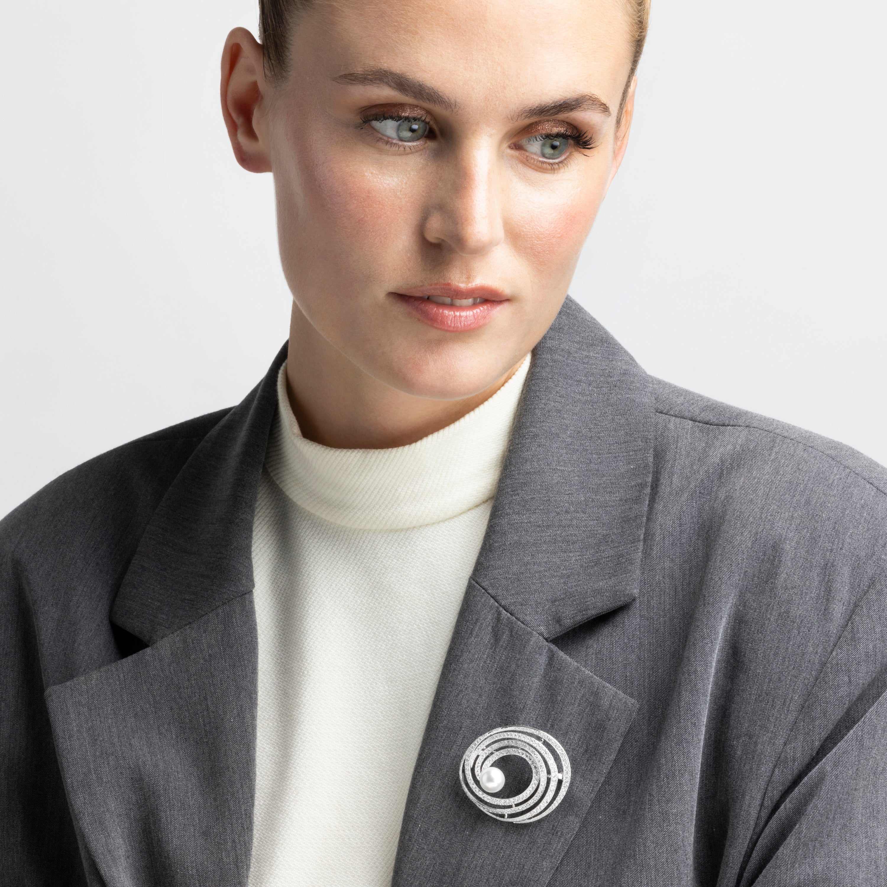 Brooch with shiny zirconia in silver finish - Telah