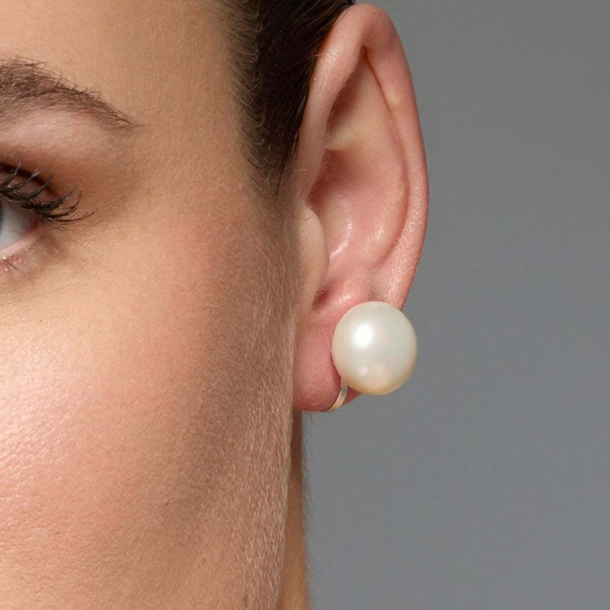 Silver-finished earrings with white pearls - Benet