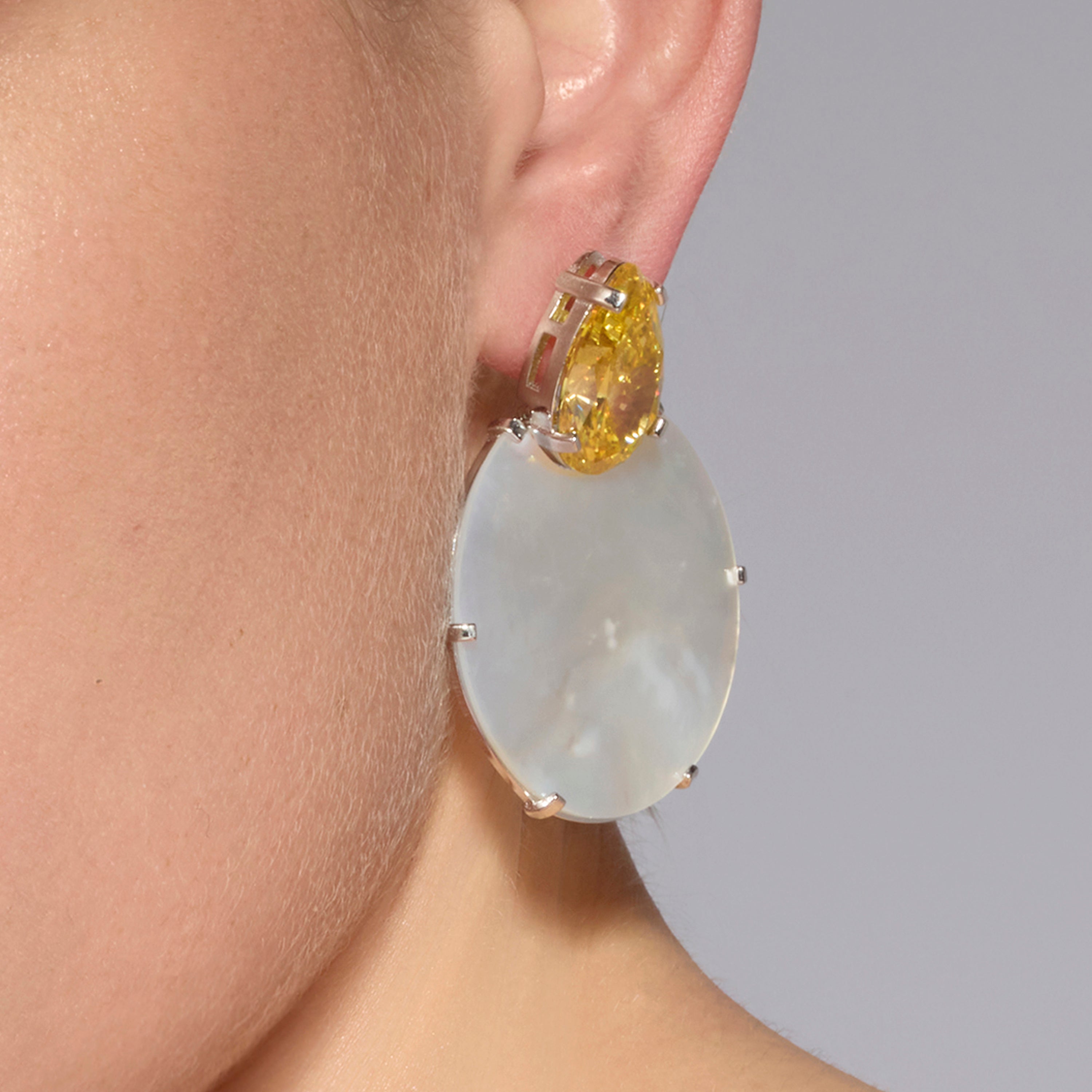 Pendientes de Plata de Ley 925 y Madreperla Blanca acabado oro amarillo de 18k - Mubi