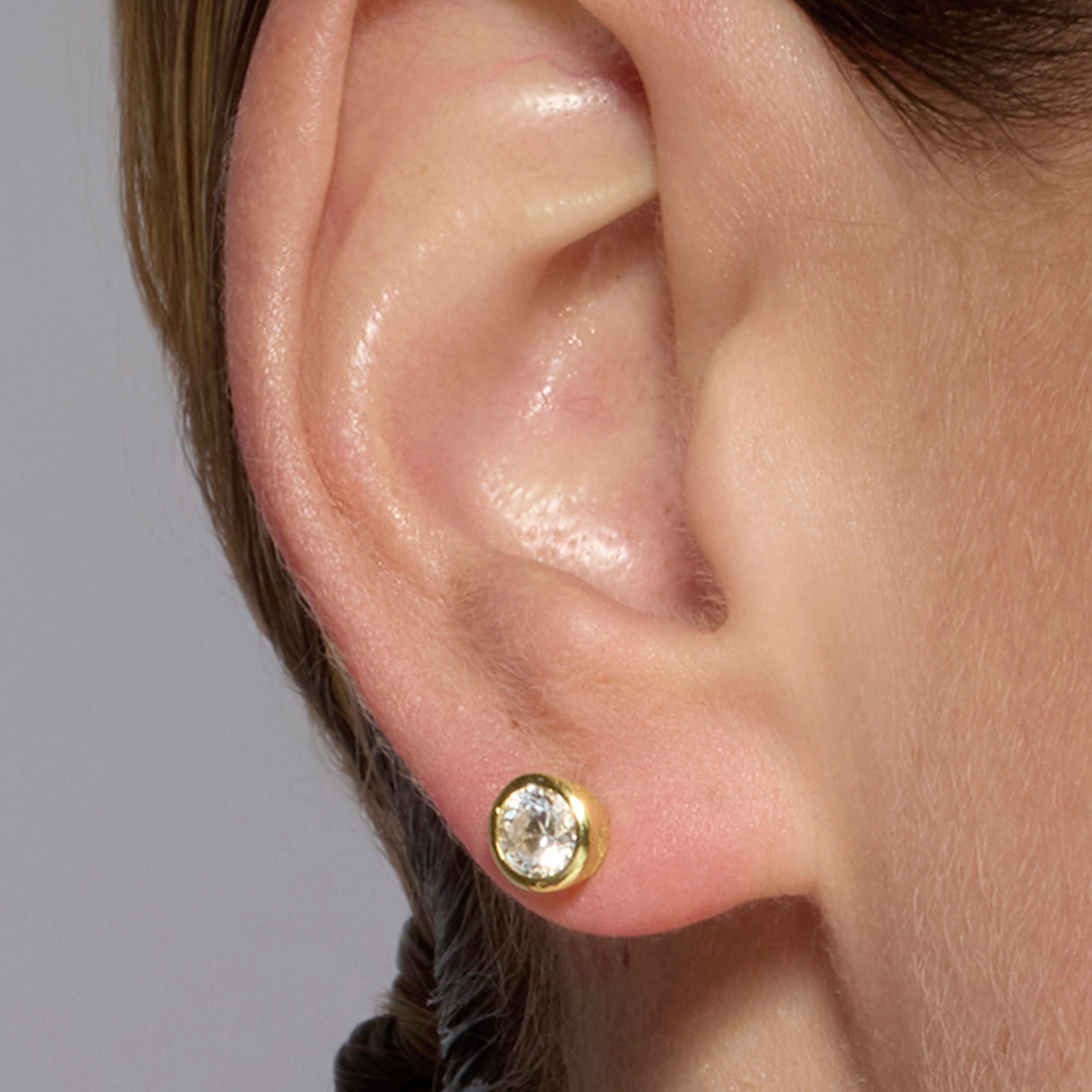 Pendientes de Plata de Ley 925 de 6mm con Circonita acabados en Oro Amarillo de 18k- Basili