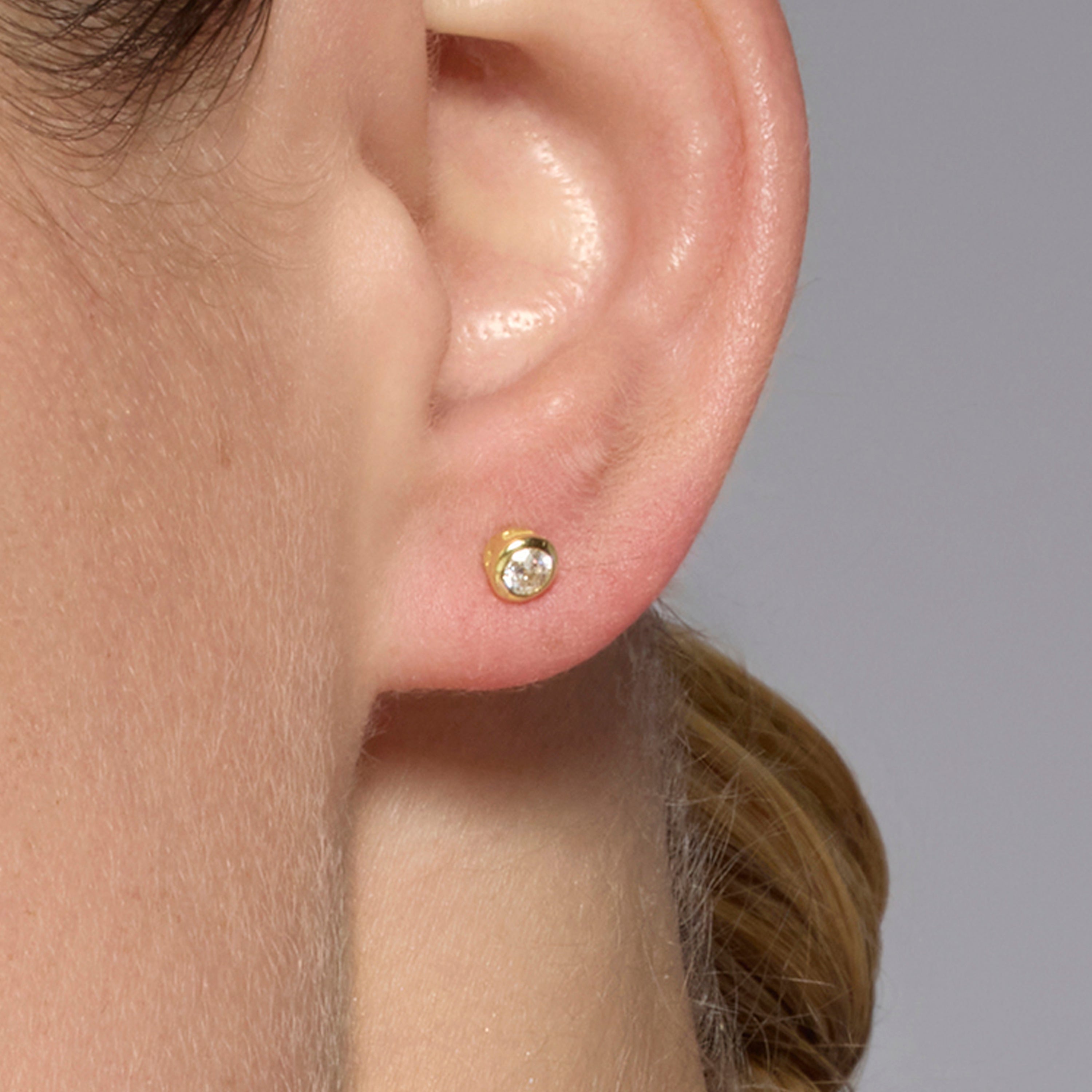 Pendientes de Plata de Ley 925 de 3mm con Circonita acabados en Oro Amarillo de 18k- Basili