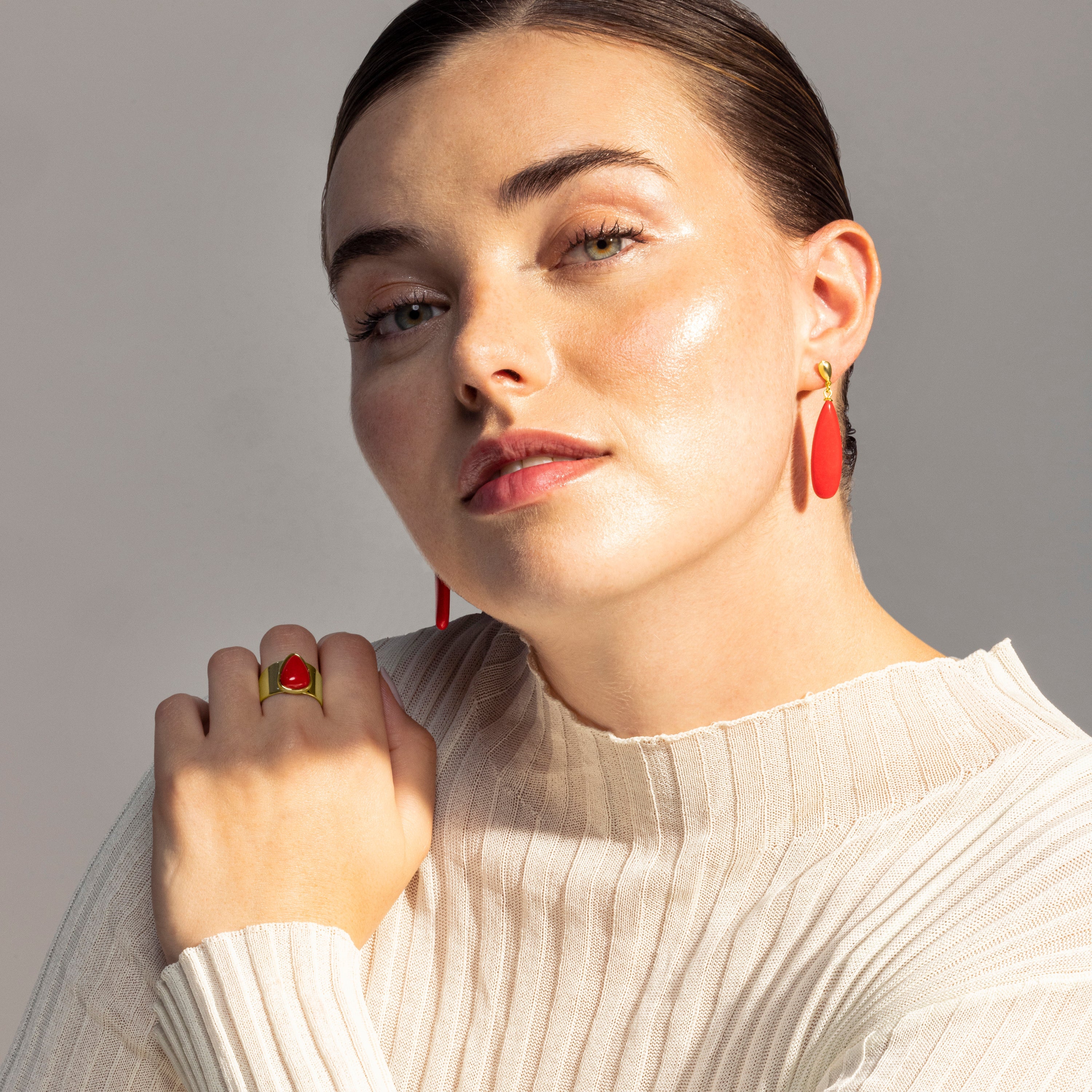 Pendientes de Plata de Ley 925 con Coral acabados en oro amarillo 18K - Adak