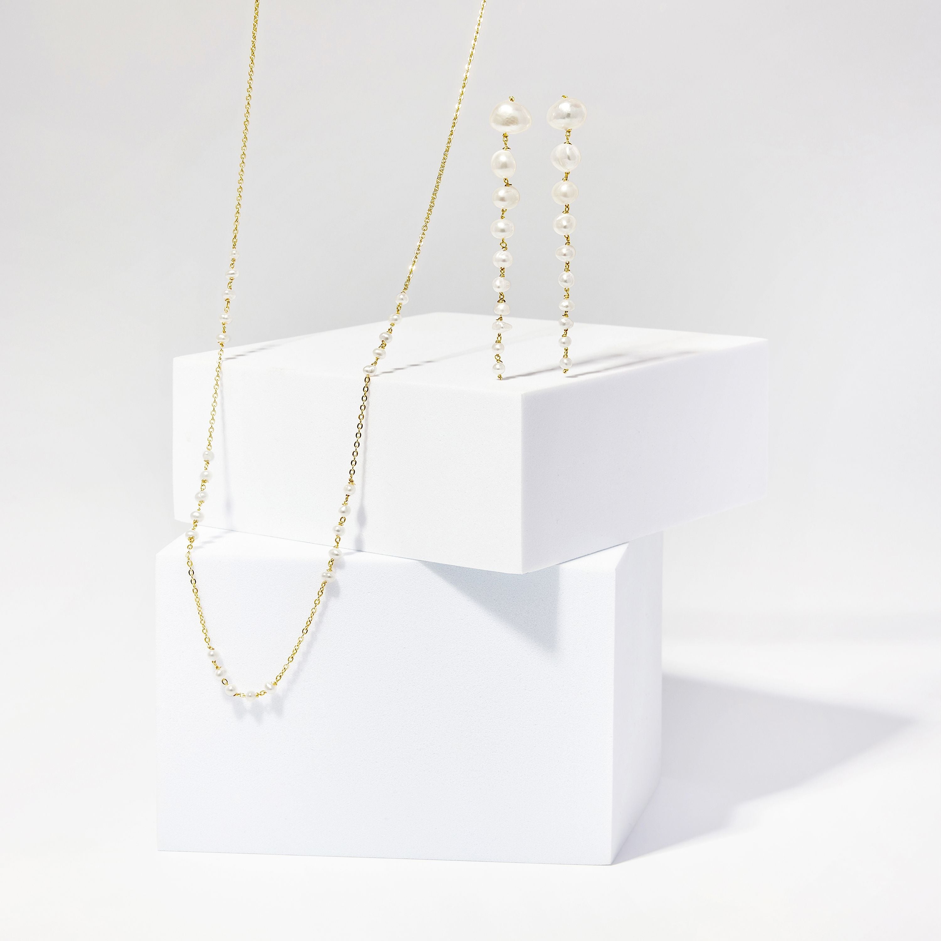 Pendientes de Plata de Ley 925 con Perla Blanca acabados en oro amarillo 18K - Thuba