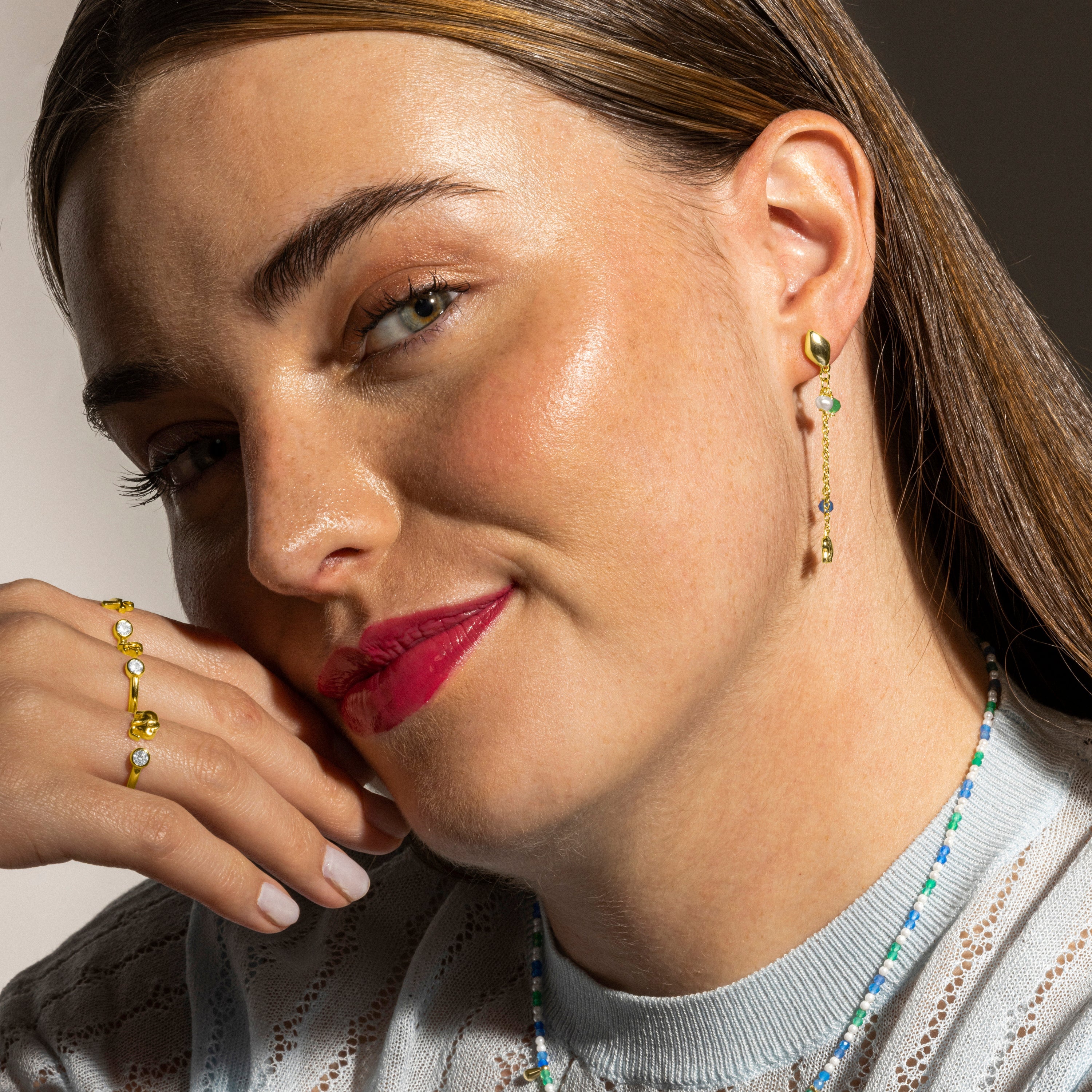 Brincos em prata 925 com cristal azul-escuro e acabamento em ouro 18k - Dirham