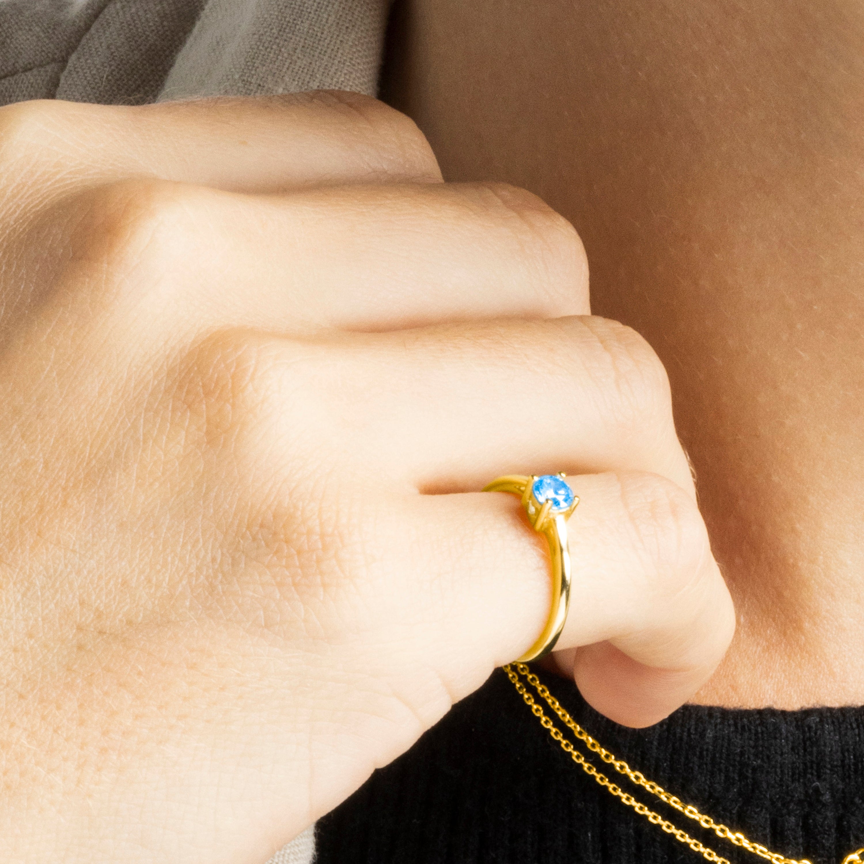 Anel de Prata 925 com Quartzo Hidrotermal Topázio Azul com acabamento em ouro amarelo 18K - Otieno