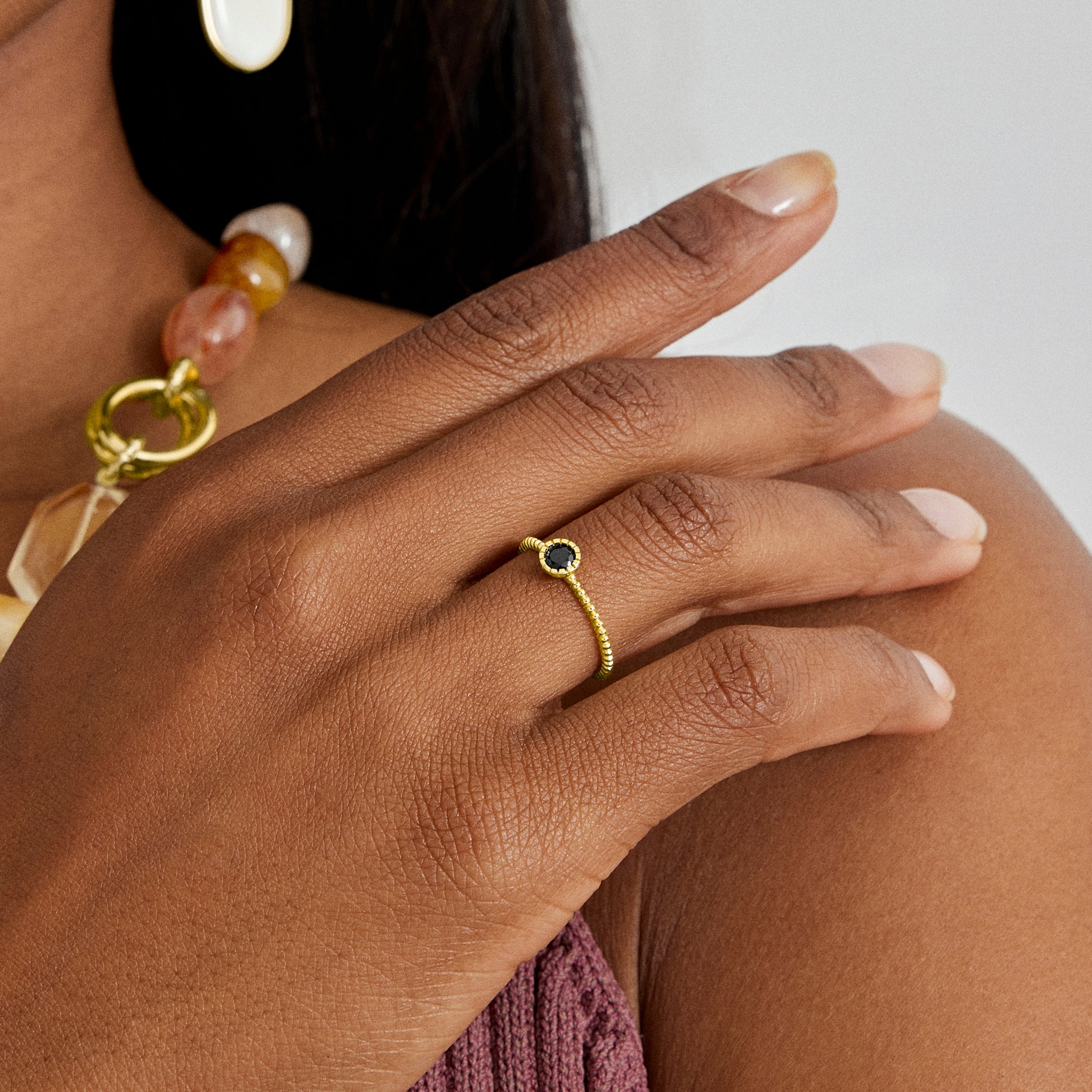 Anel de Prata de Lei 925 com Zircônia Ônix com banho de ouro amarelo 18K - Naadim