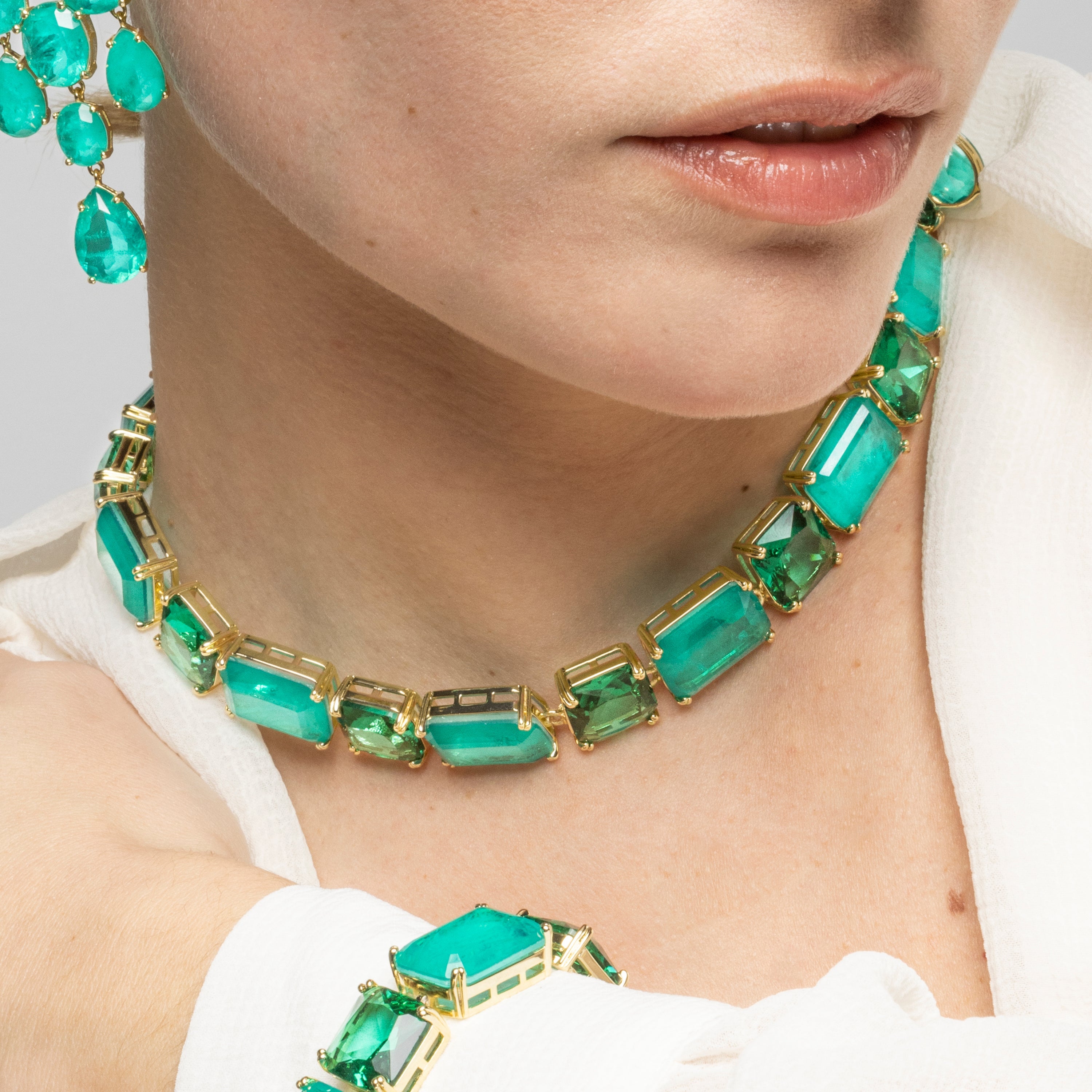 Colar de Prata 925 e Quartzo Hidrotermal Verde Paraíba com acabamento em ouro amarelo 18k - Lindrak