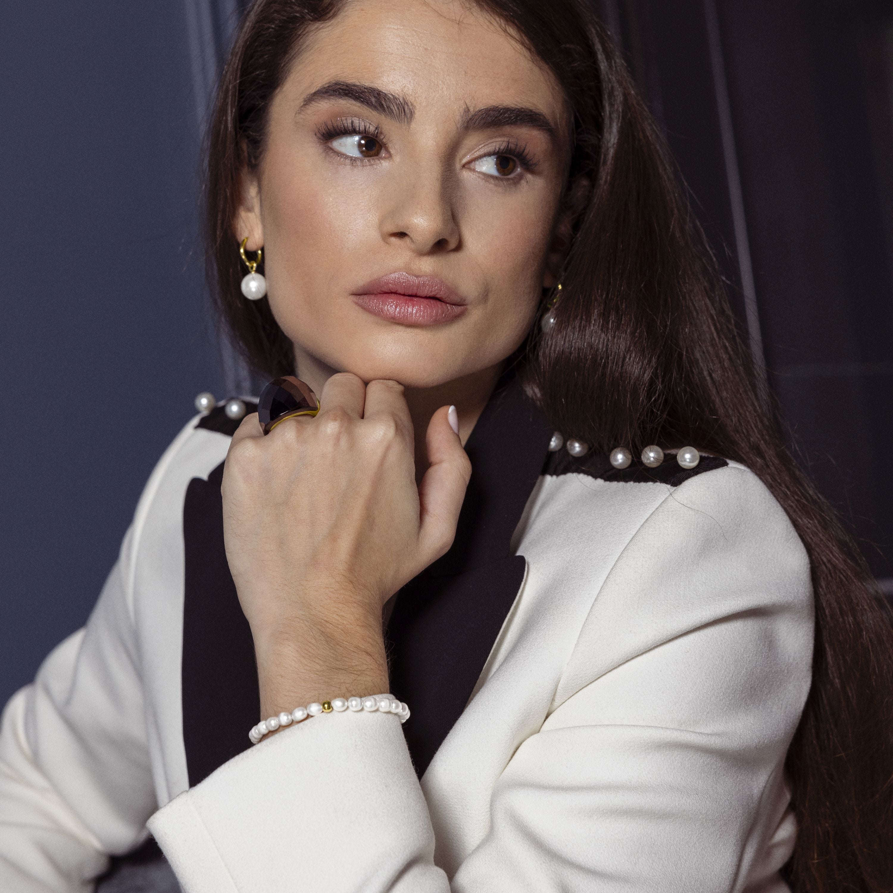 White Pearl Bracelet finished in 18K yellow gold - Unwe