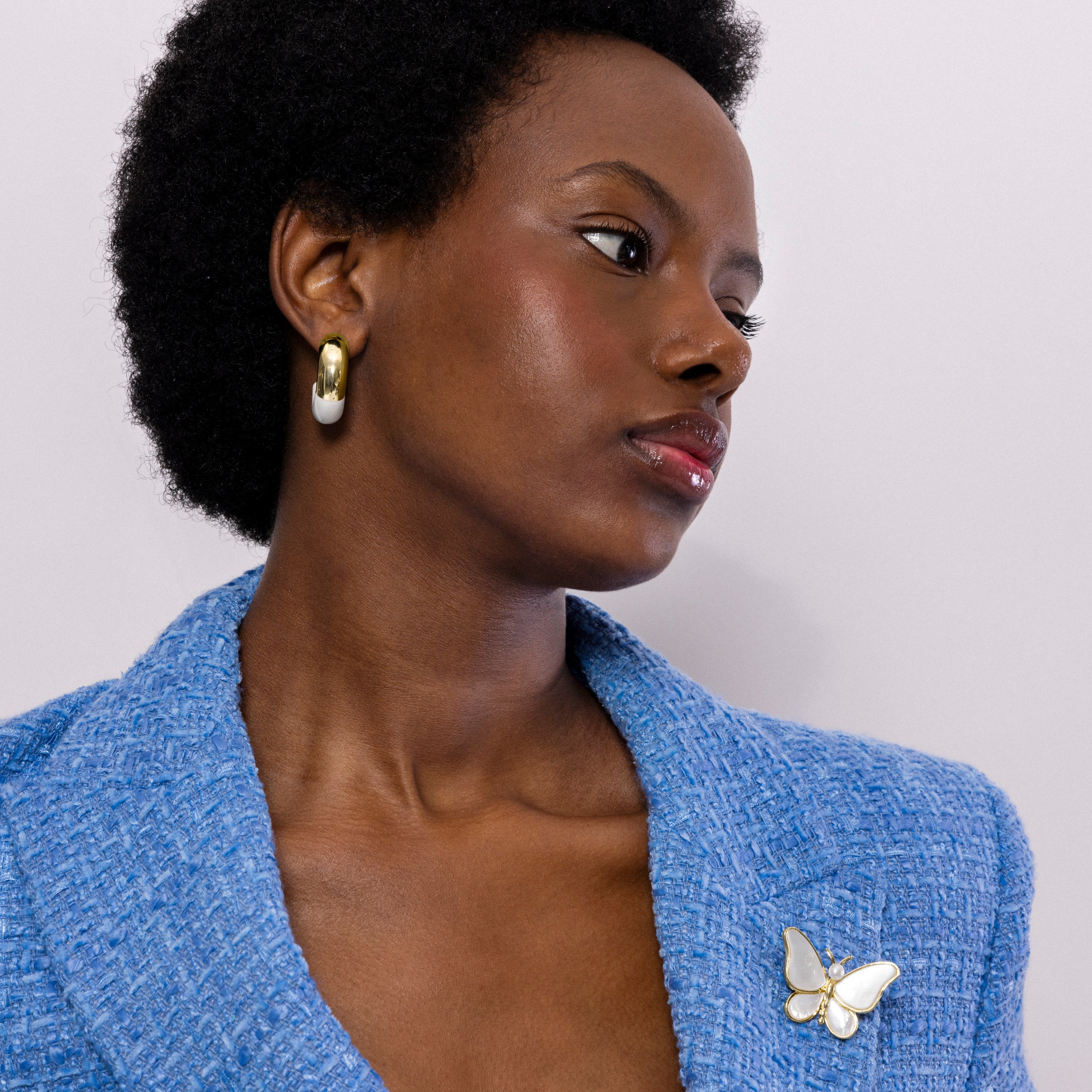 Brooch with white mother-of-pearl finished in 18K yellow gold - Butterfly