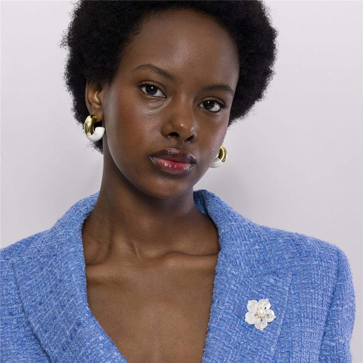 Brooch with White Mother of Pearl and 18K Yellow Gold finish - Flower