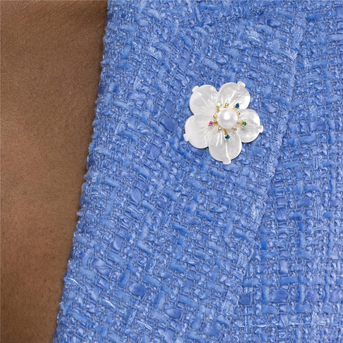Brooch with White Mother of Pearl and 18K Yellow Gold finish - Flower