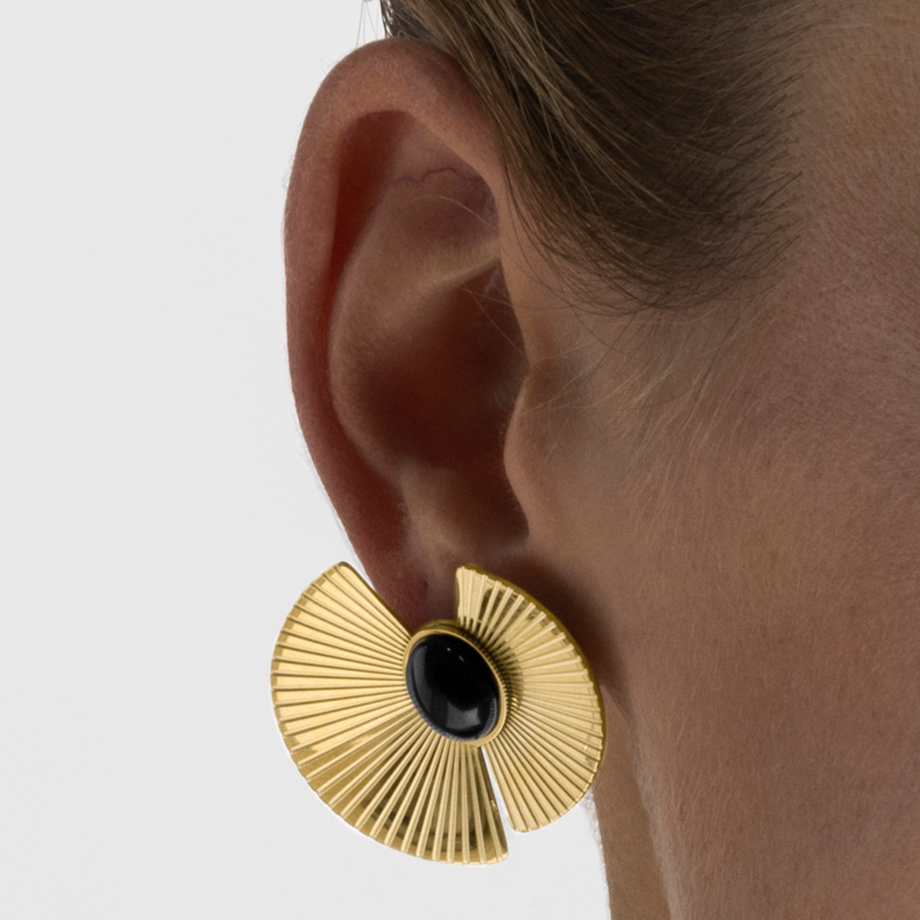 Brincos com ônix com acabamento em ouro 18k - Lessa