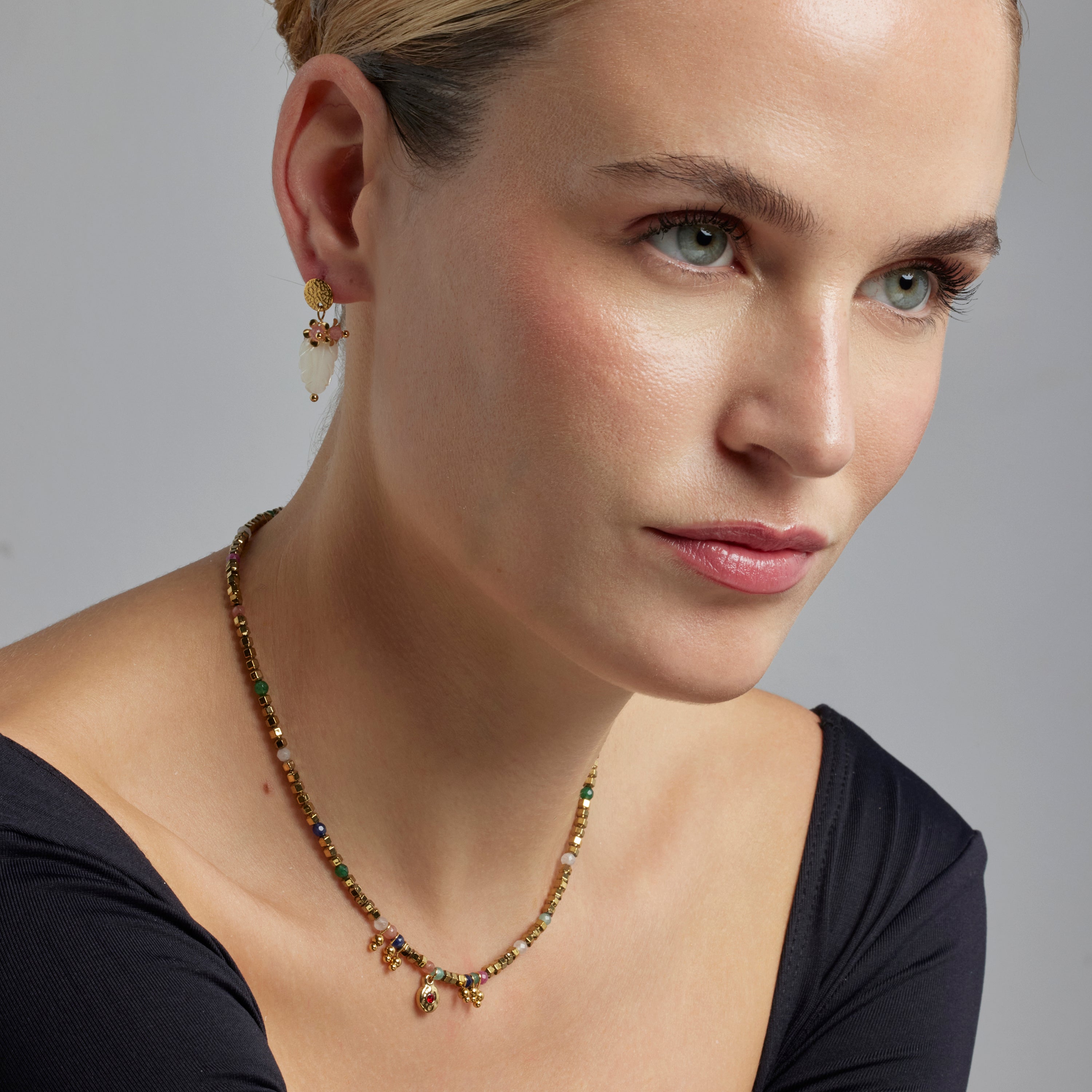 Earrings with white mother-of-pearl in 18k gold finish - Gaudark