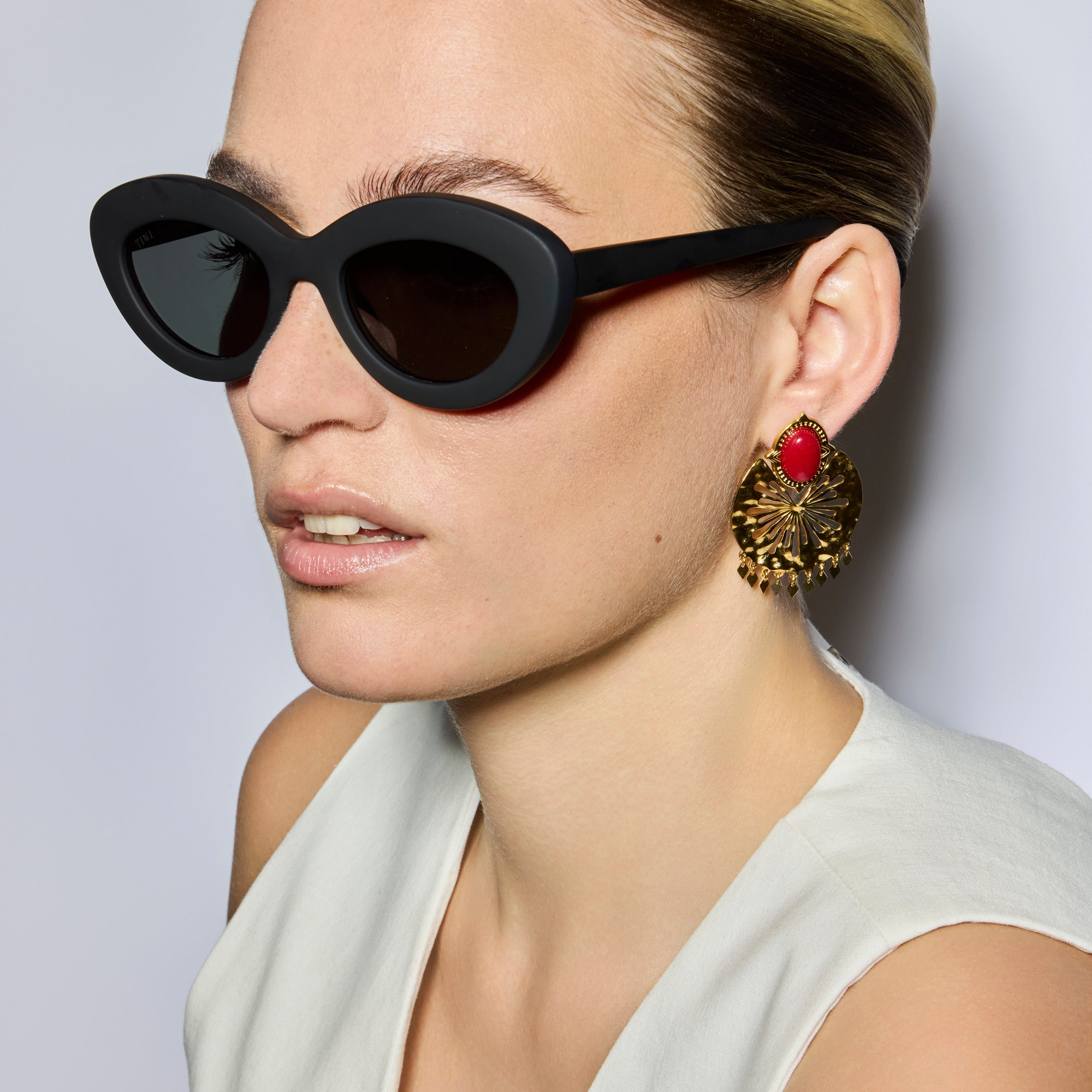Brincos com acabamento em ouro amarelo 18k e Coral - Kumora