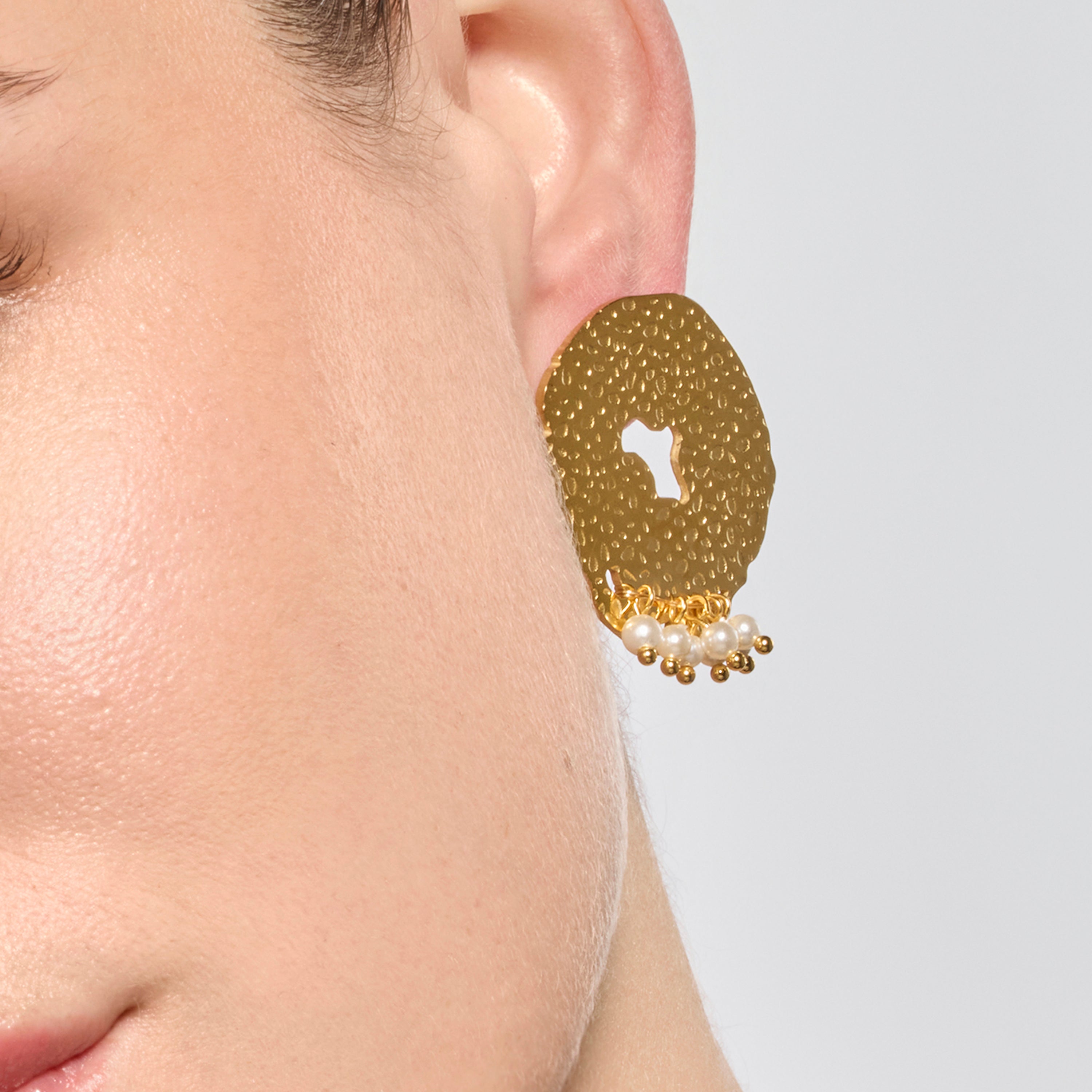 18k yellow gold finish earrings with white pearls - Kuwe