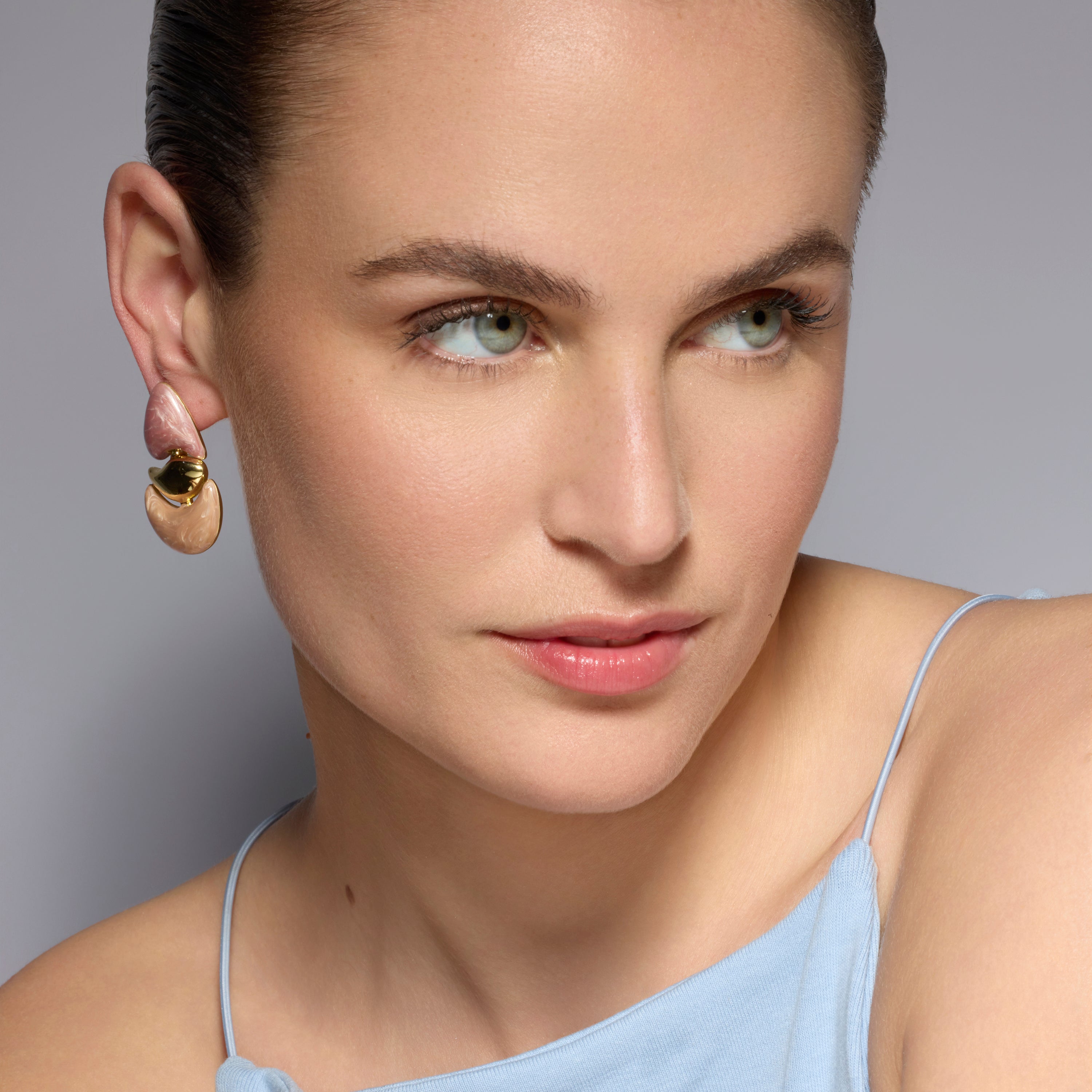 Ismaly earrings in fuchsia lacquer with an 18k yellow gold finish