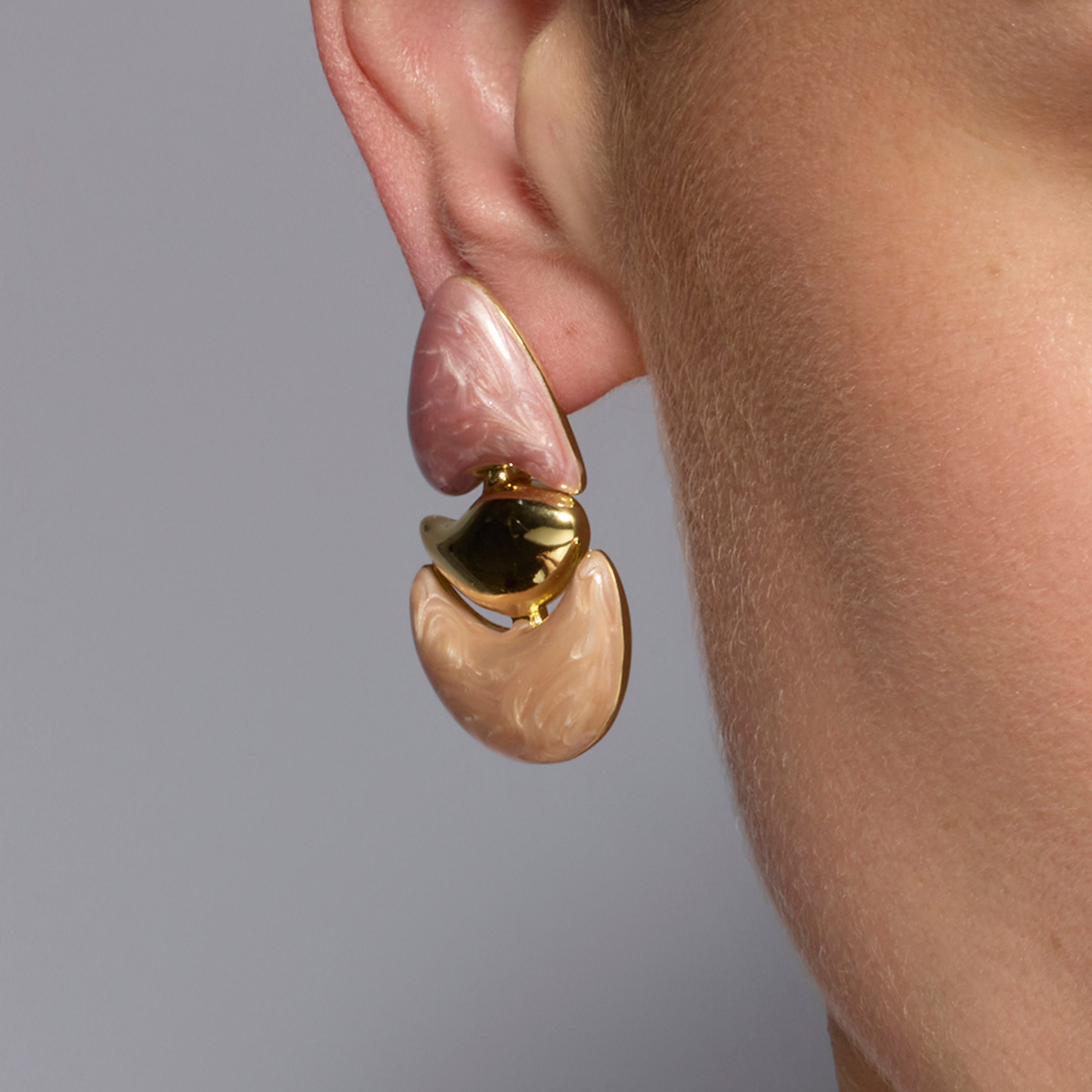 Ismaly earrings in fuchsia lacquer with an 18k yellow gold finish