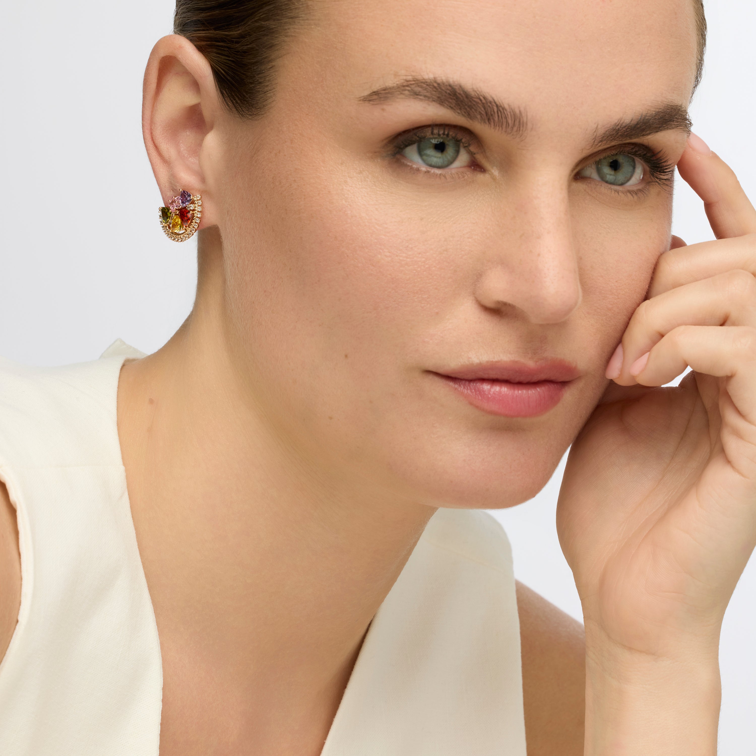 Brincos com acabamento em ouro amarelo 18k e zircônia multicolorida – Ibb