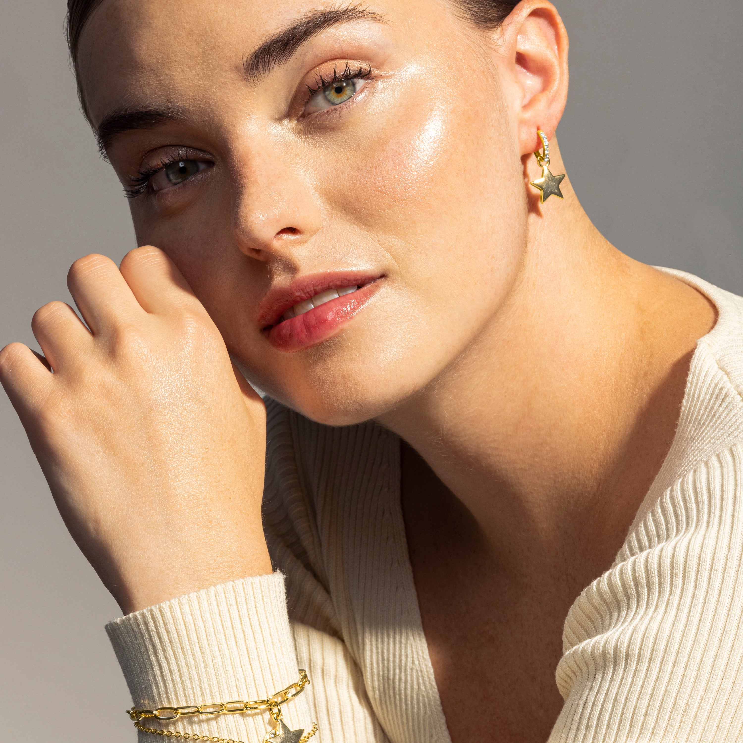Pendientes de Circonita Brillante acabados en oro amarillo de 18K - Estrella