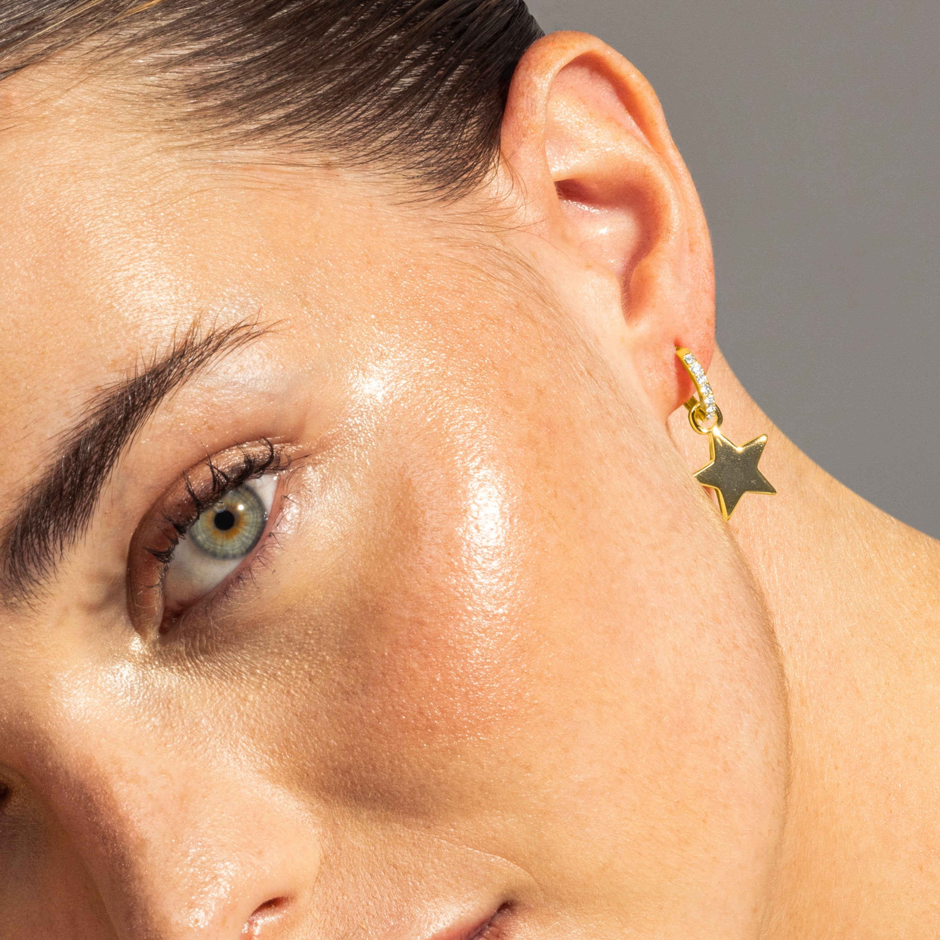Pendientes de Circonita Brillante acabados en oro amarillo de 18K - Estrella