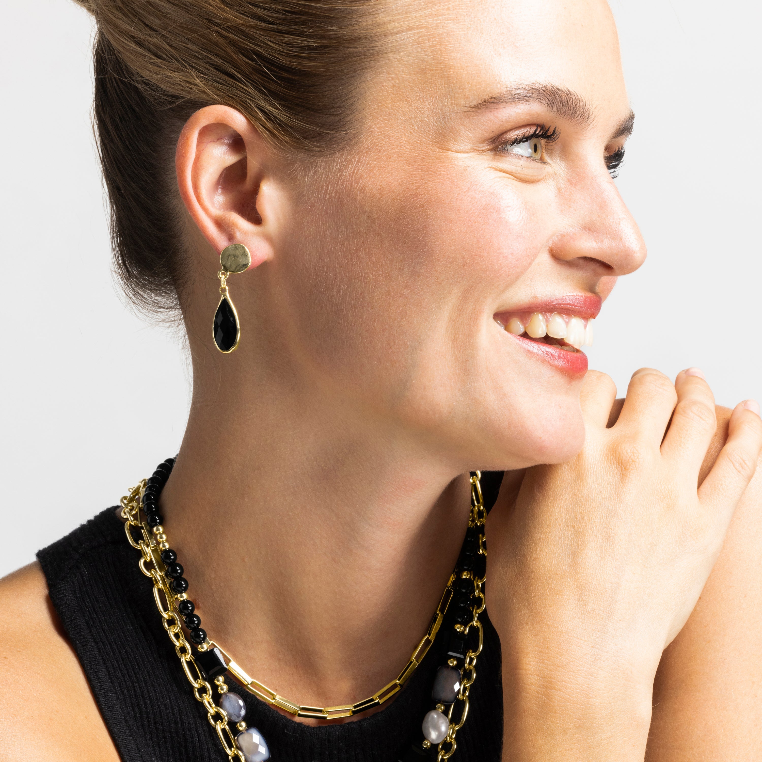 Earrings with black resin and 18k gold finish - Nyste