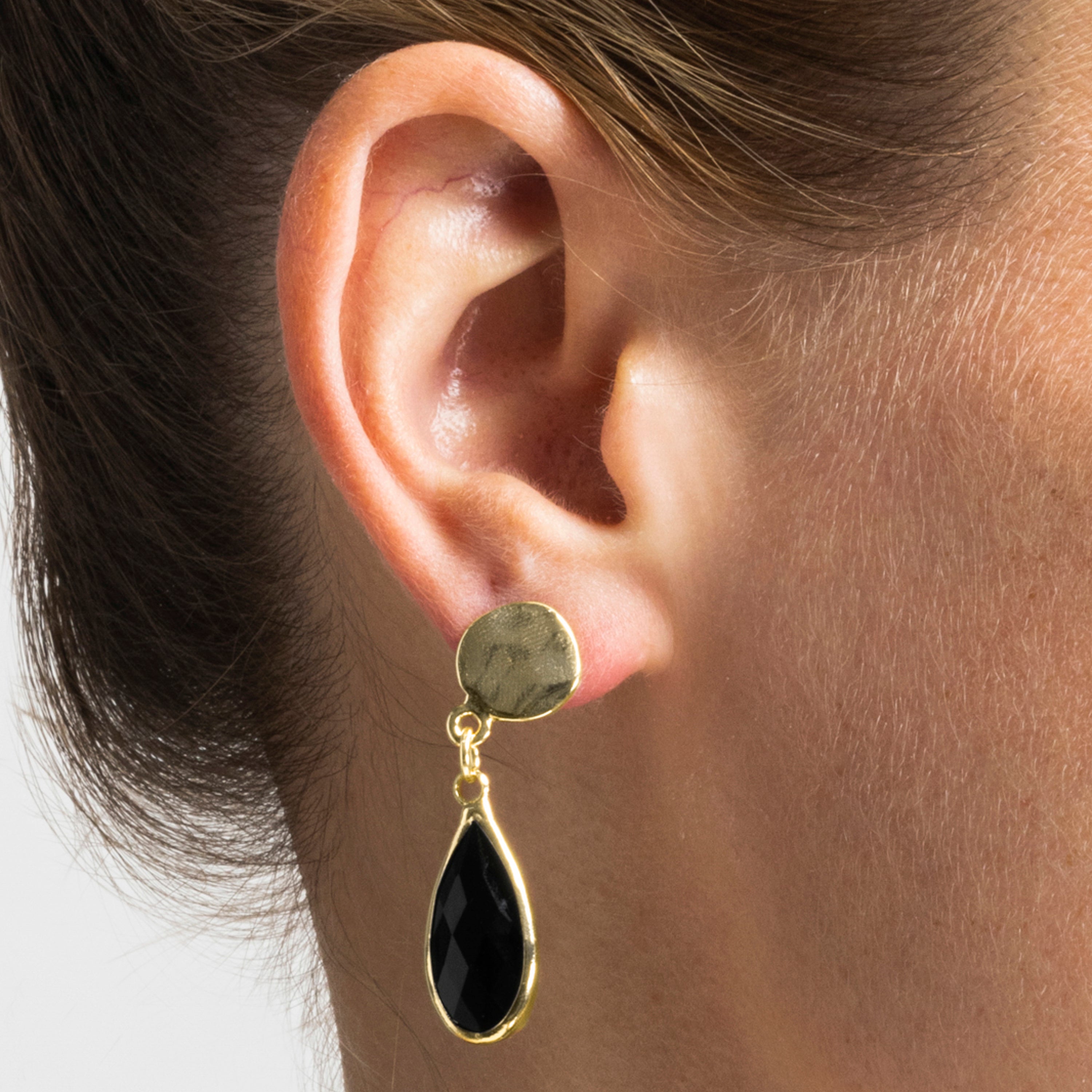 Earrings with black resin and 18k gold finish - Nyste