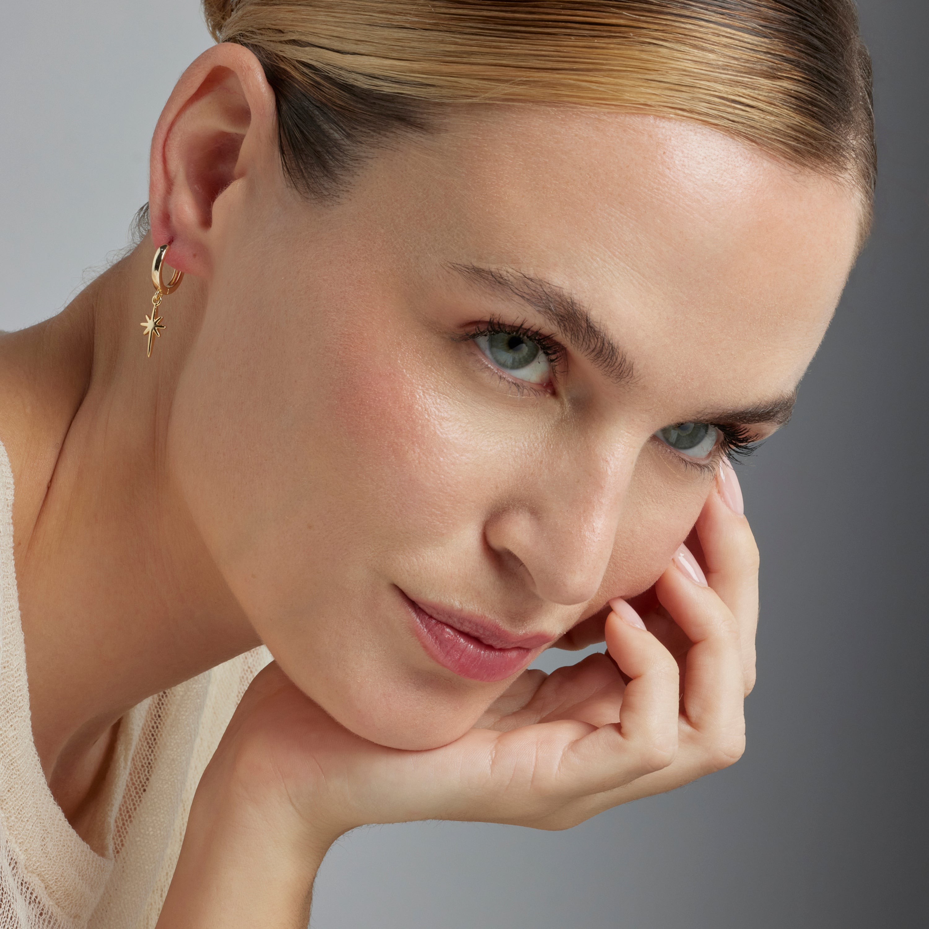Brilliant Zirconia Earrings Finished in 18K Yellow Gold - Mandra