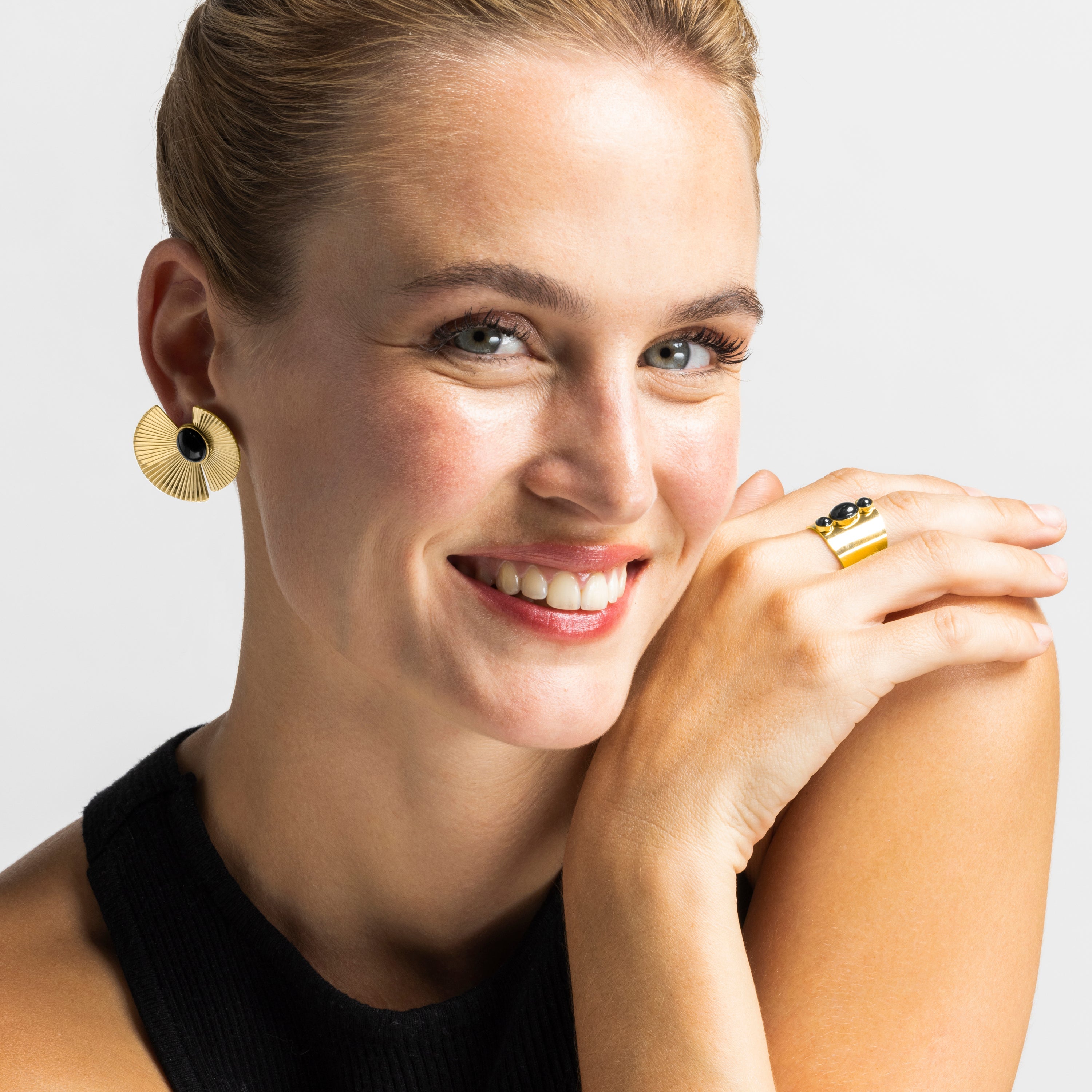 Ring with 18k gold-finished onyx - Lessa