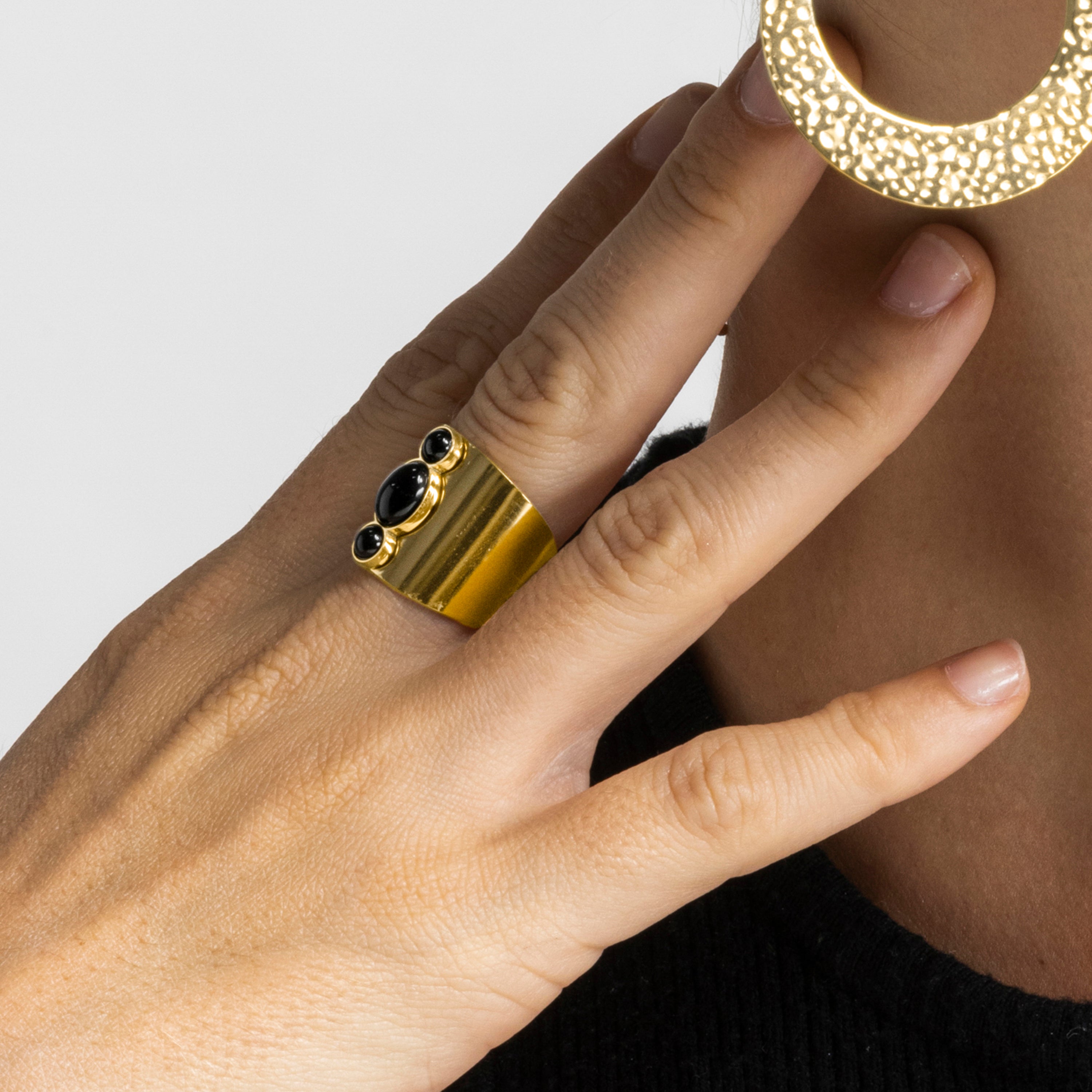 Ring with 18k gold-finished onyx - Lessa