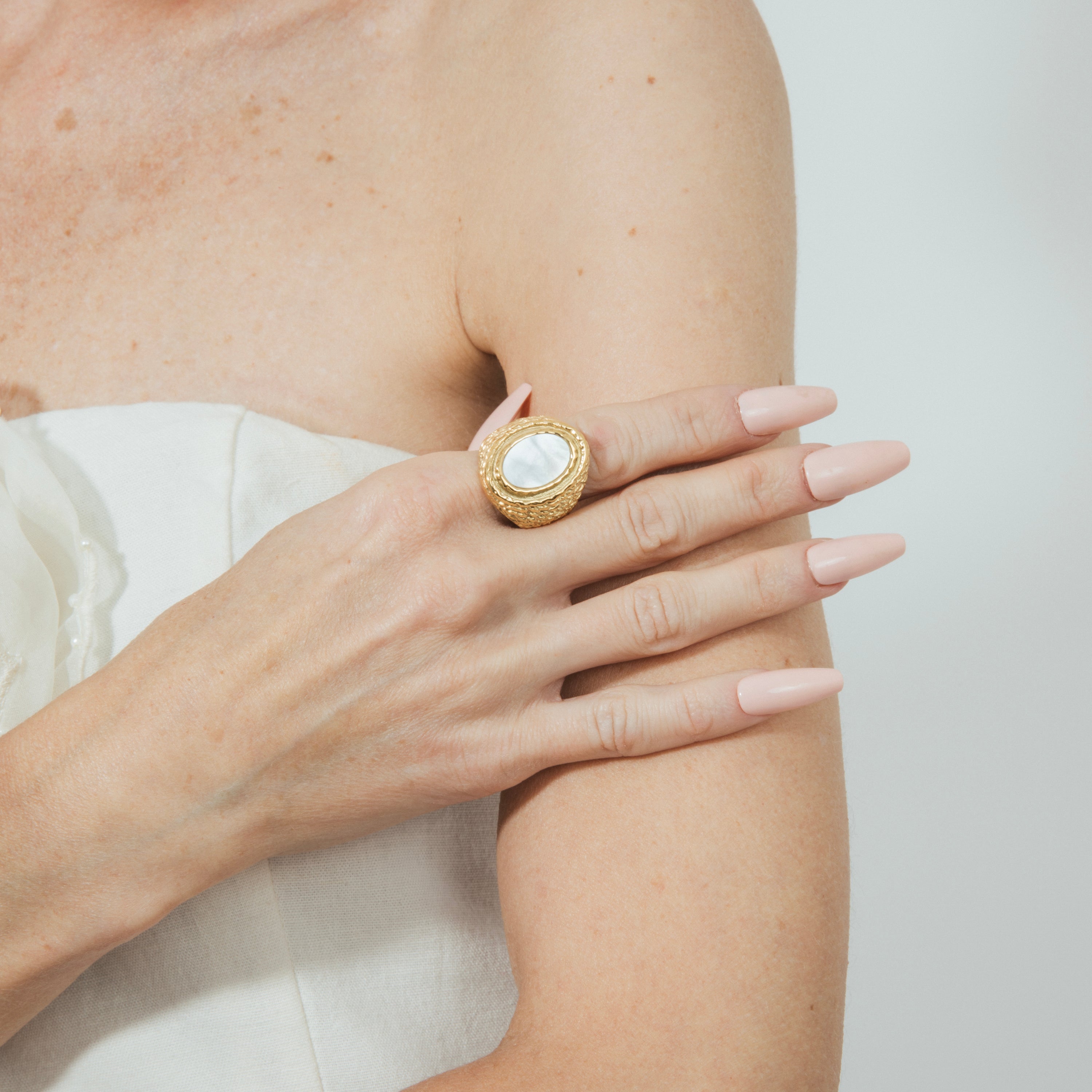 White Mother of Pearl Ring finished in 18k yellow gold - Mysdan