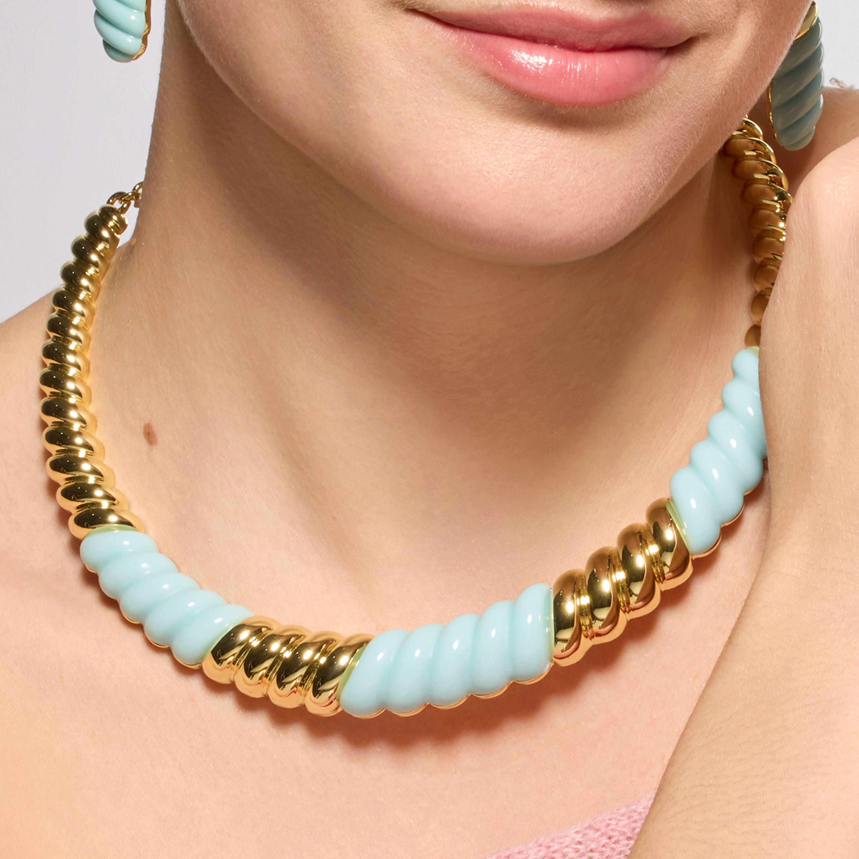 Colar com acabamento em ouro amarelo 18k e Resina Azul - Rawil