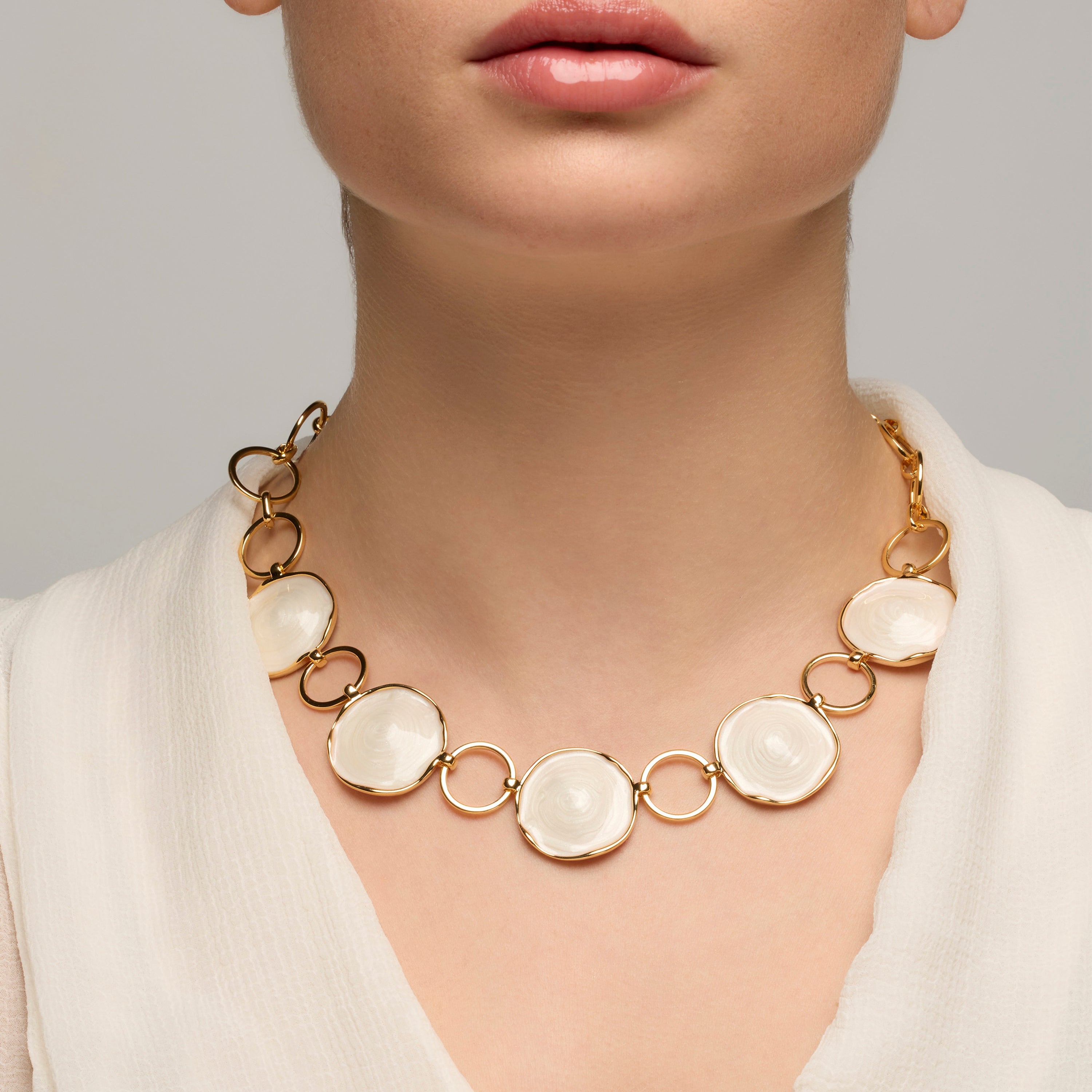 18k Yellow Gold and White Lacquer Necklace - Huldio