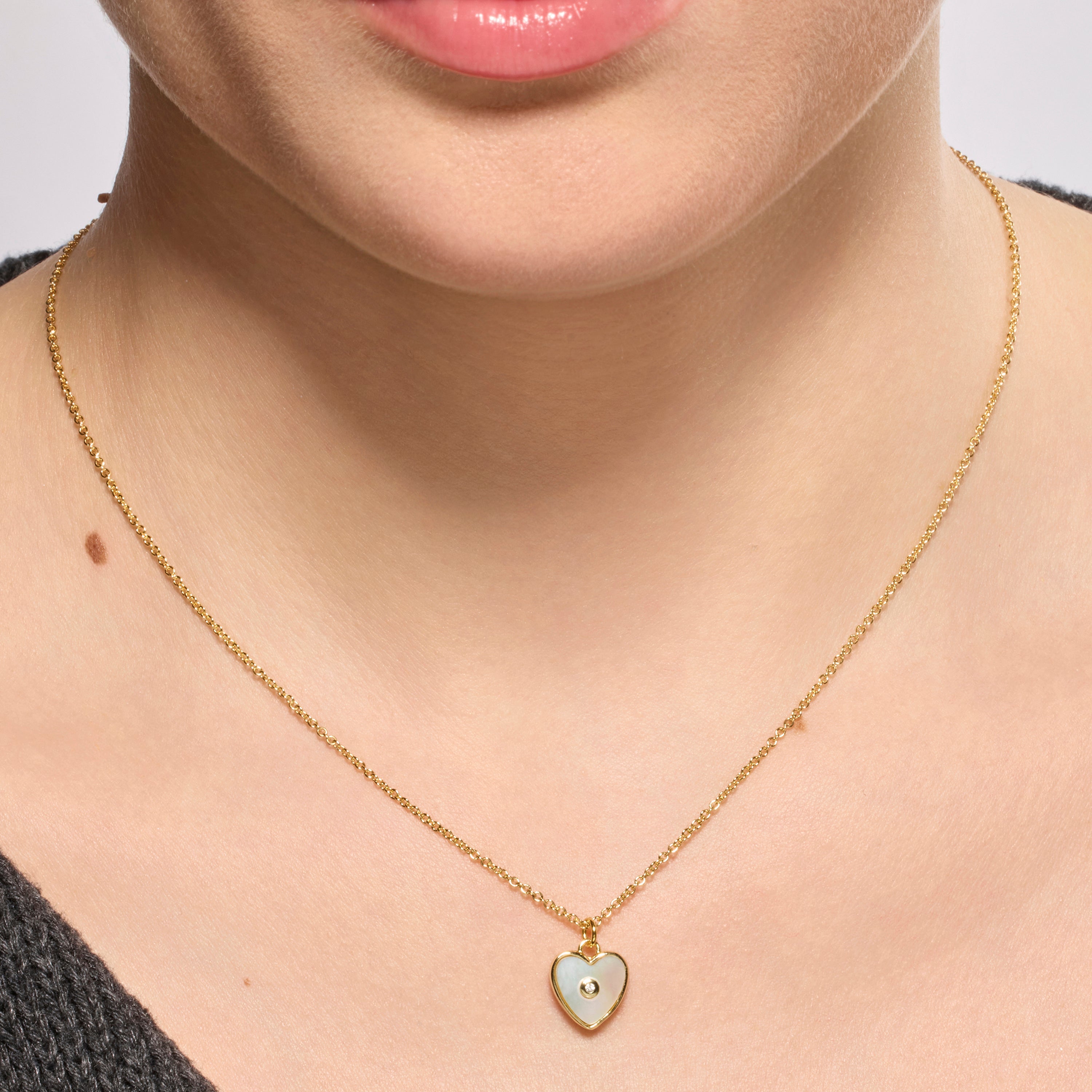 Colar em ouro amarelo 18k e madrepérola branca - Coração