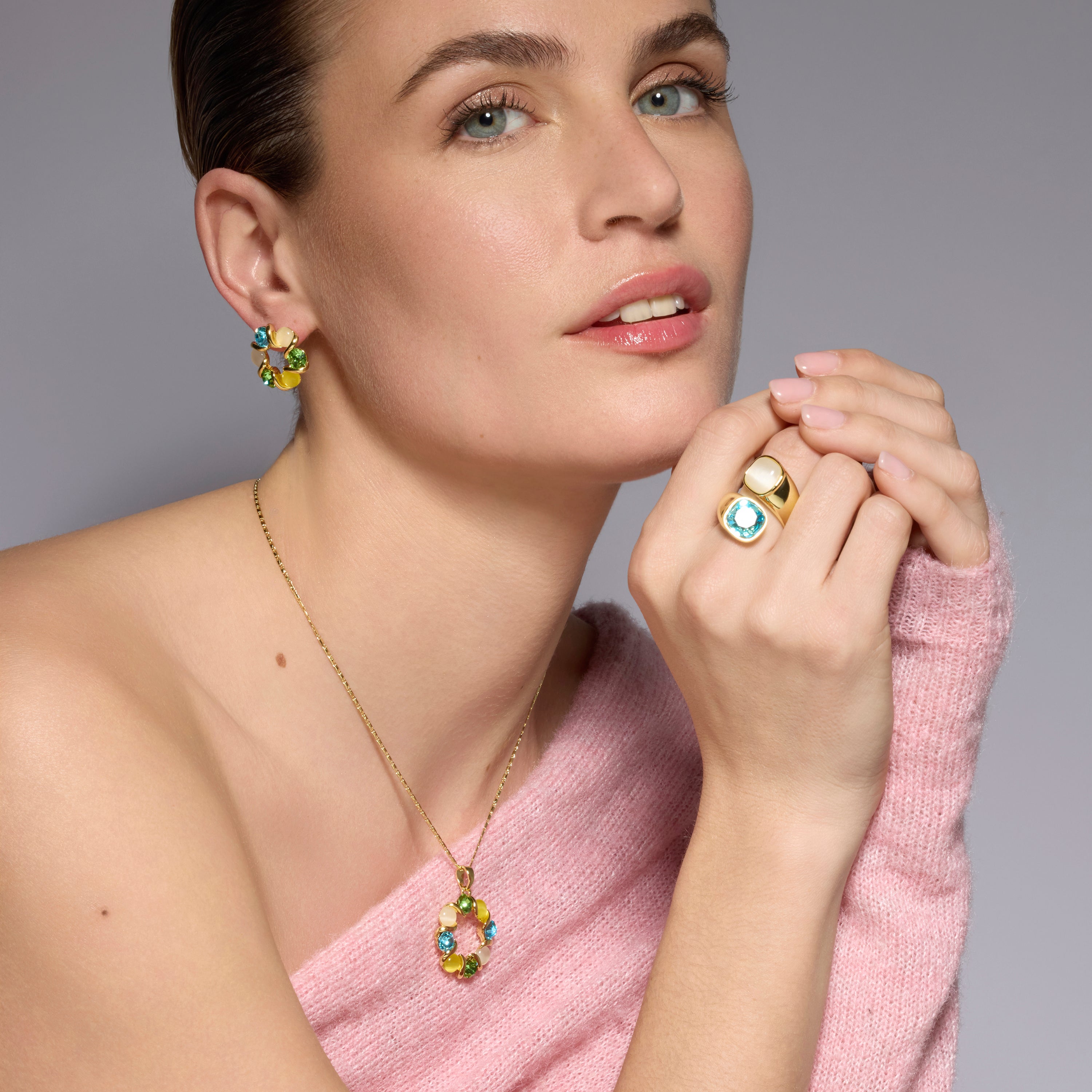Anel com acabamento em ouro amarelo 18k e Cristal Azul - Sethi