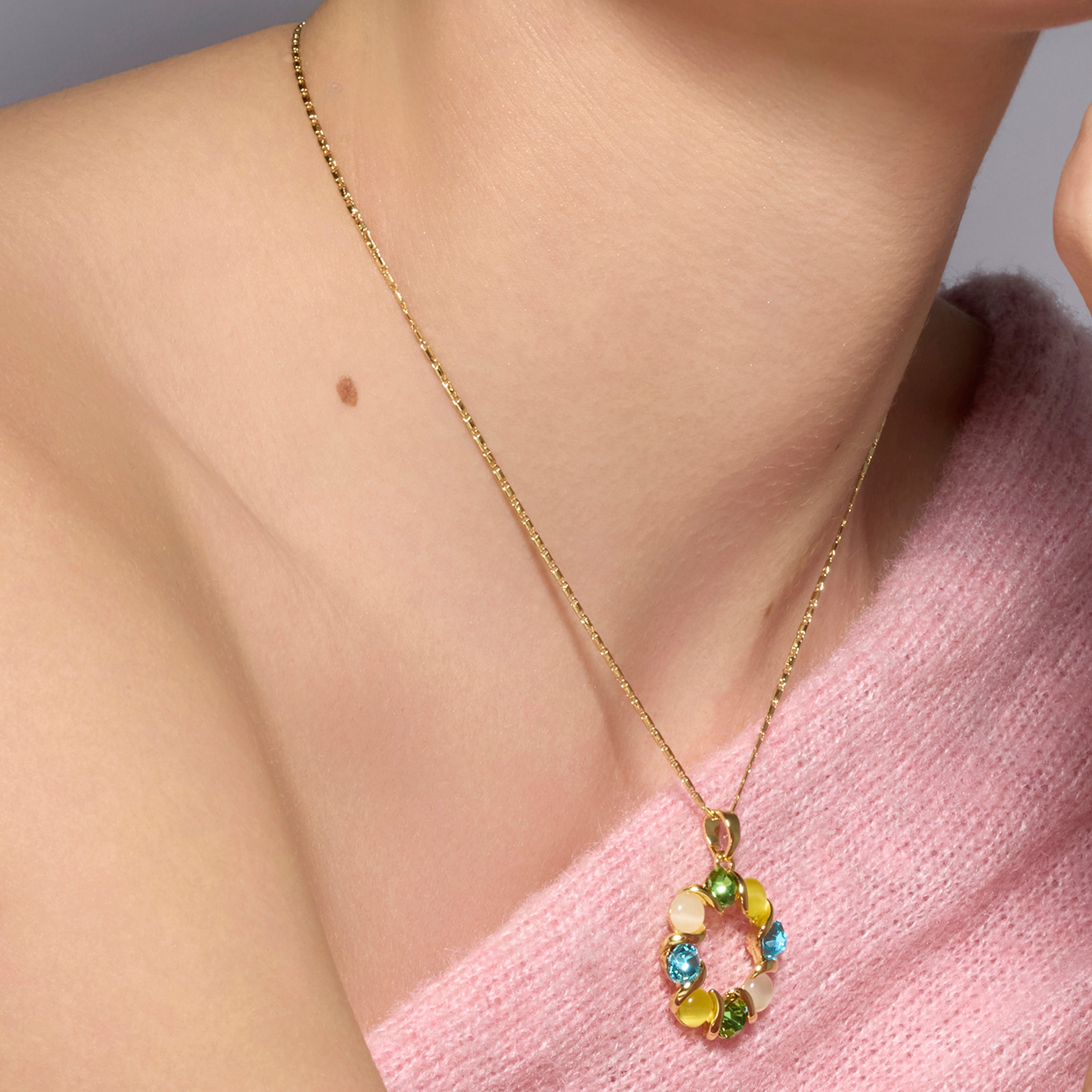 Anel com acabamento em ouro amarelo 18k e Cristal Azul - Sethi
