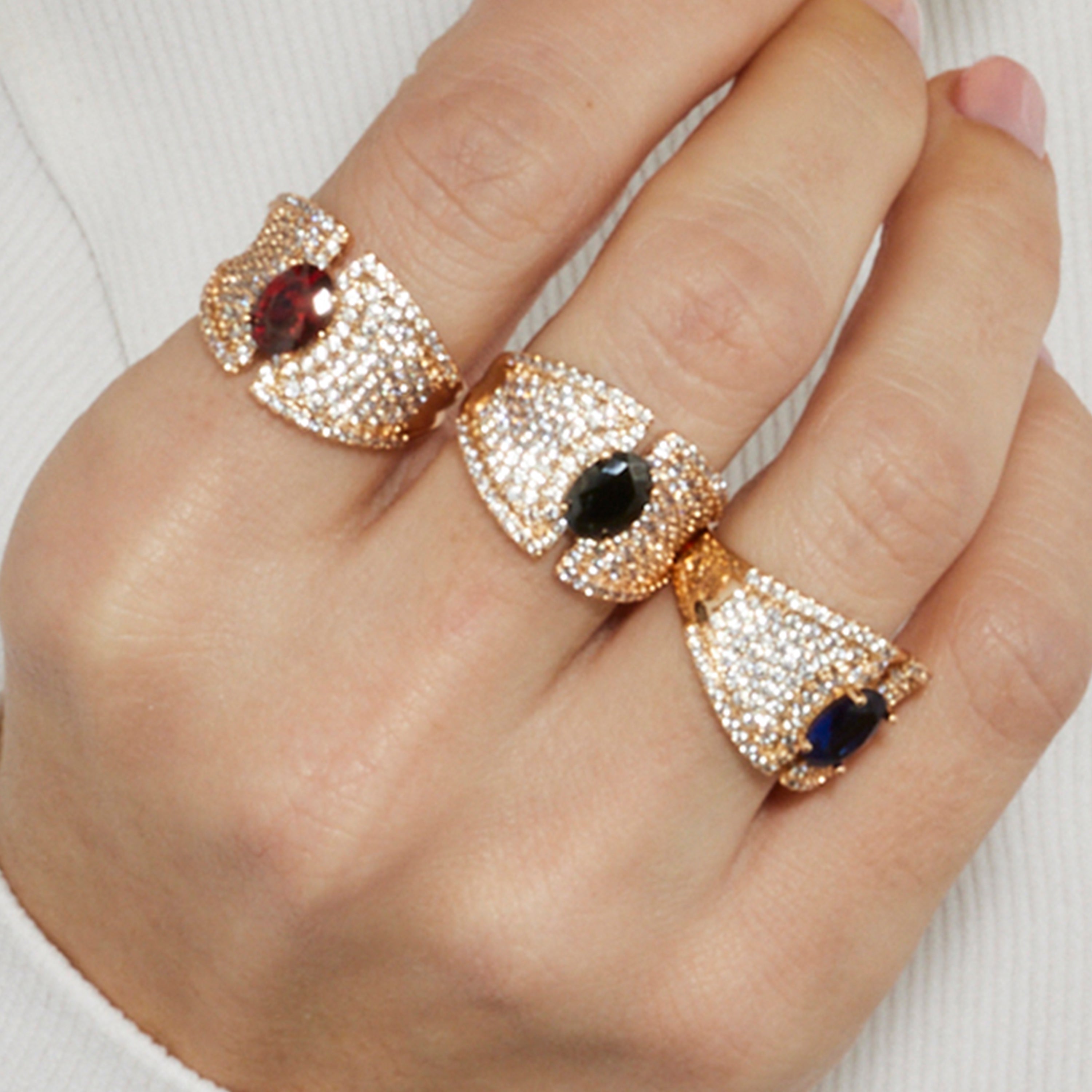 Anel com Zircônia Safira acabamento ouro 18k - Kiawe