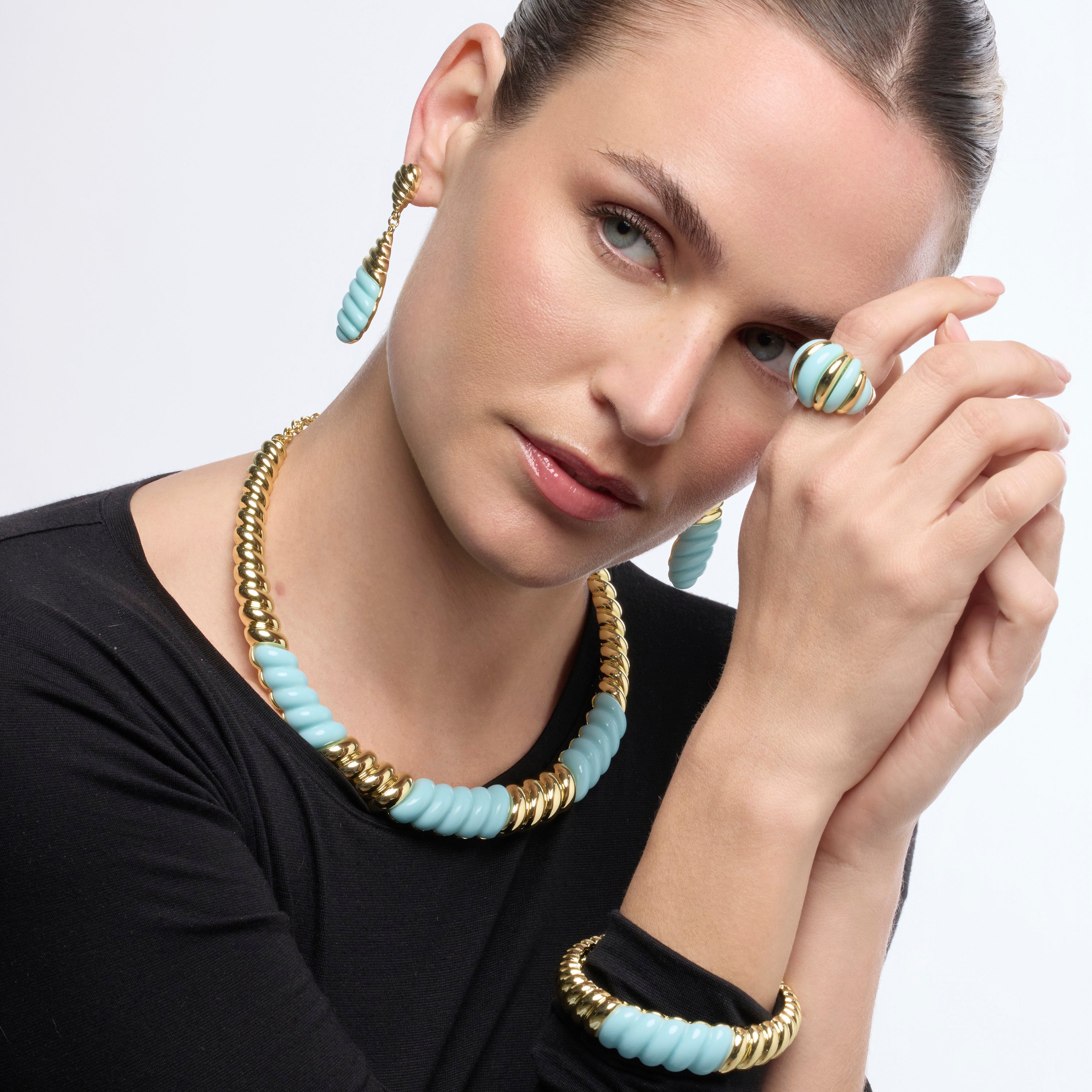 Anillo Rawil de Resina Azul acabado oro amarillo de 18k