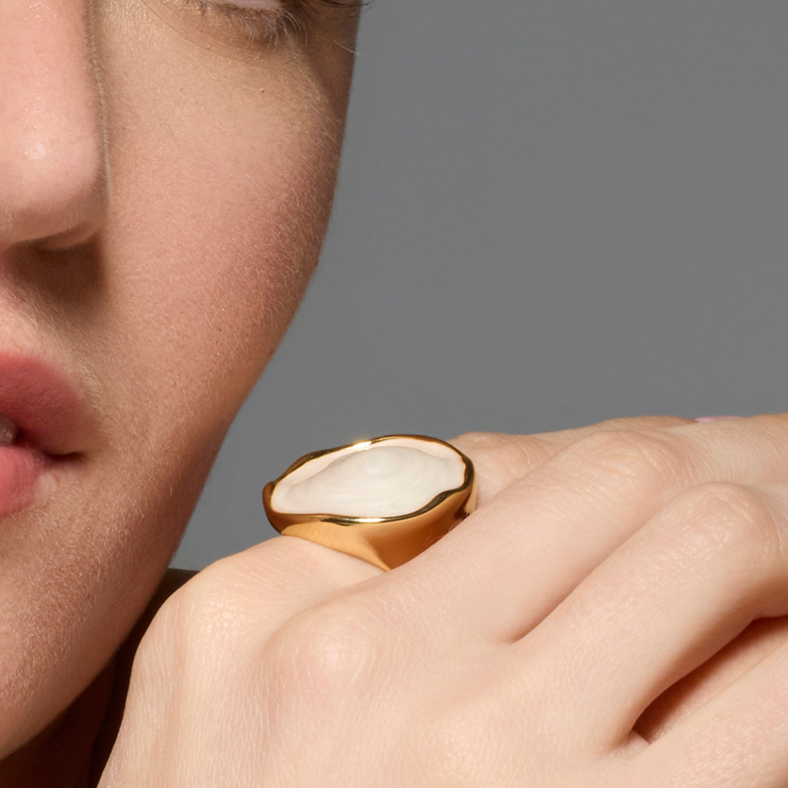 18k yellow gold and white lacquer finish ring - Huldio
