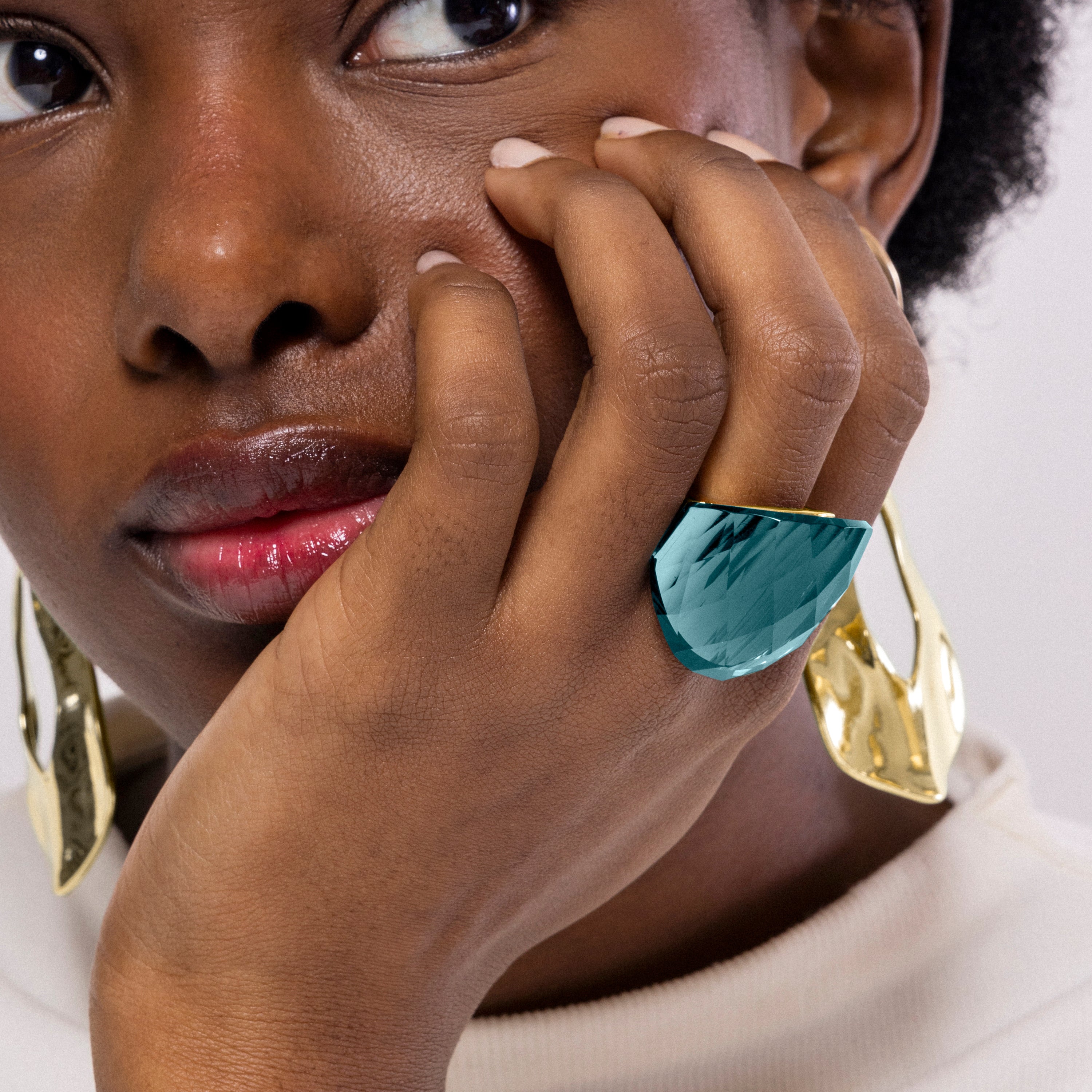 Anillo con Cuarzo Hidrotermal Onix acabado en oro amarillo 18K - Tak